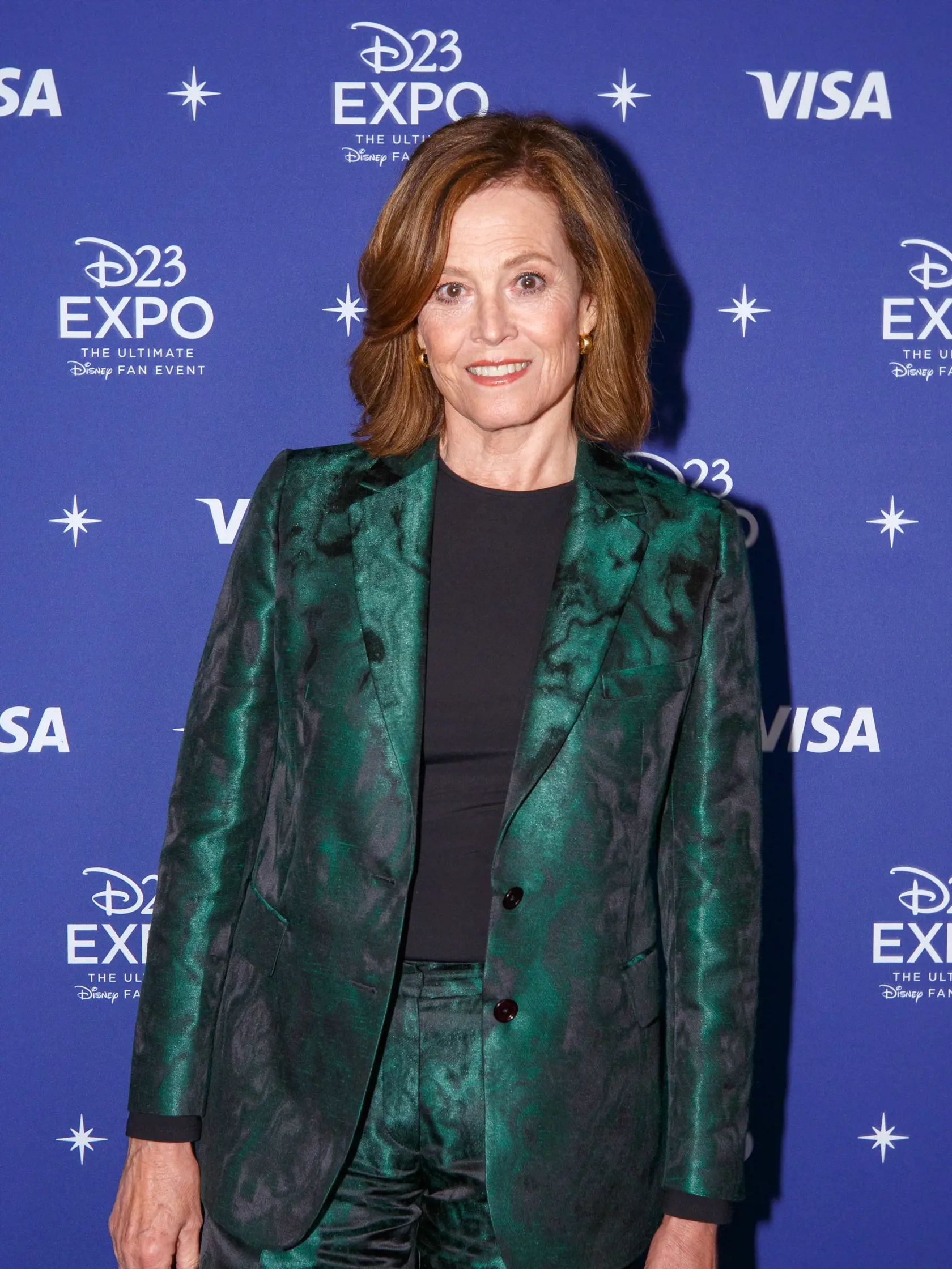 Sigourney Weaver vyzerá na svoj vek nádherne.
