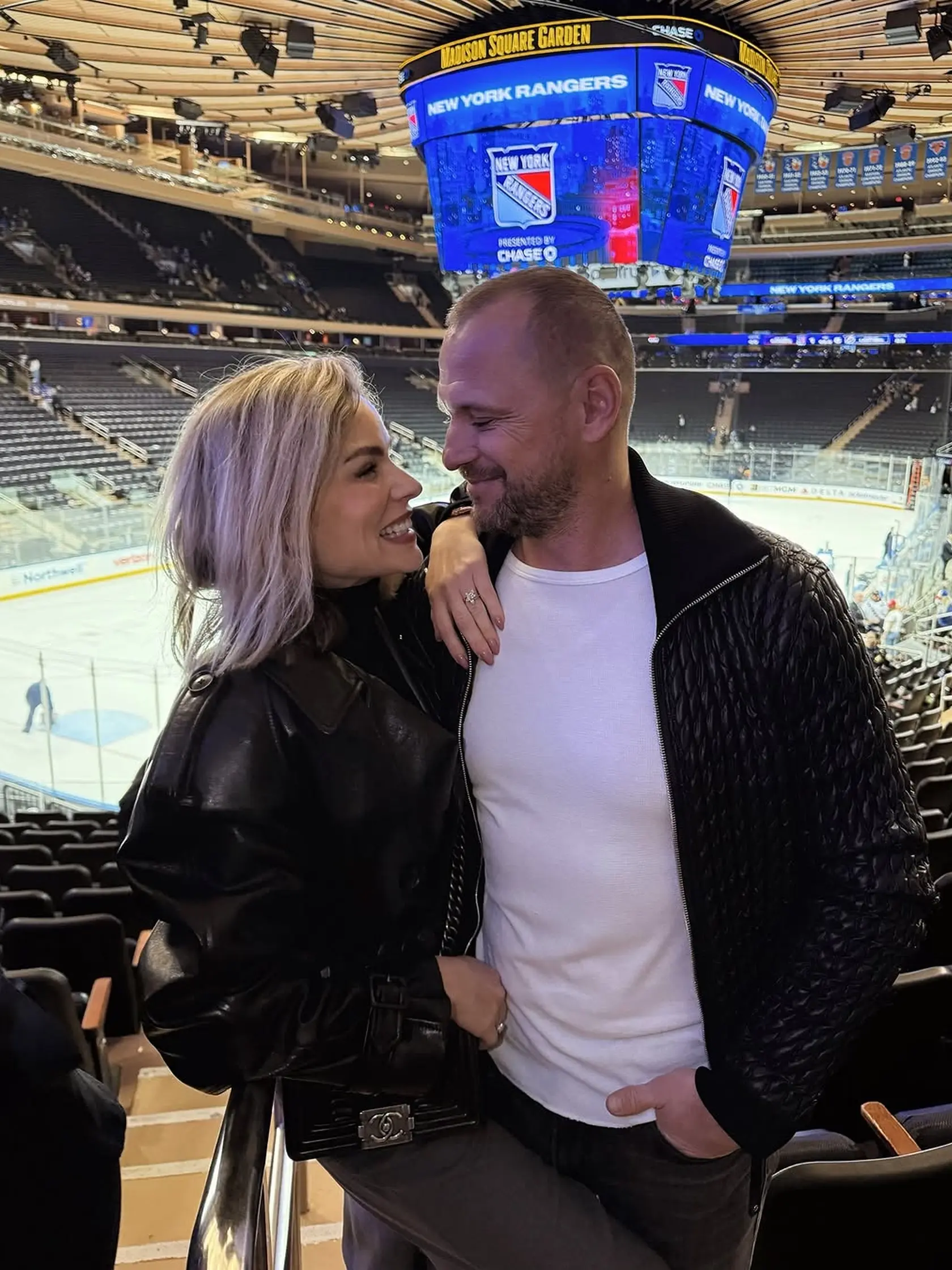 Bývalý hokejista Marián Gáborík s manželkou Ivanou zavítali do New Yorku a vybrali sa aj na zápas NHL.