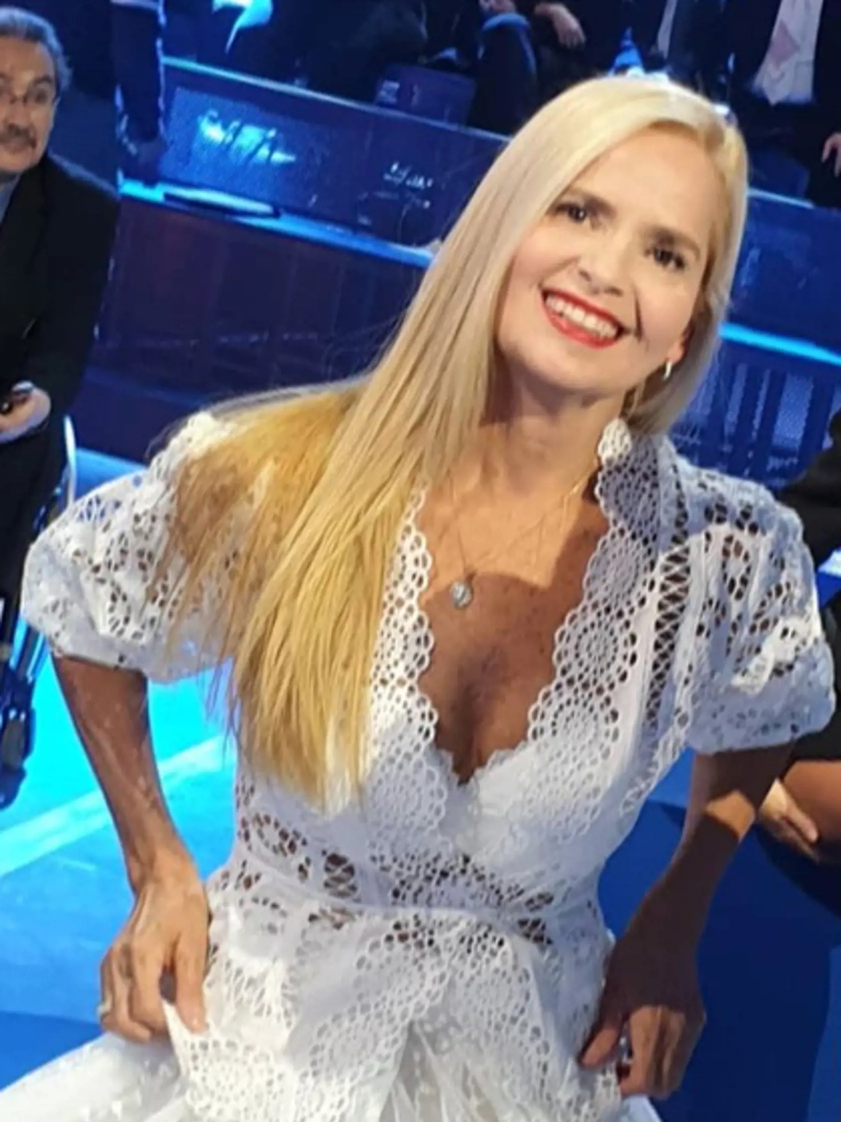 Blondínka na vlasy nedá dopustiť.