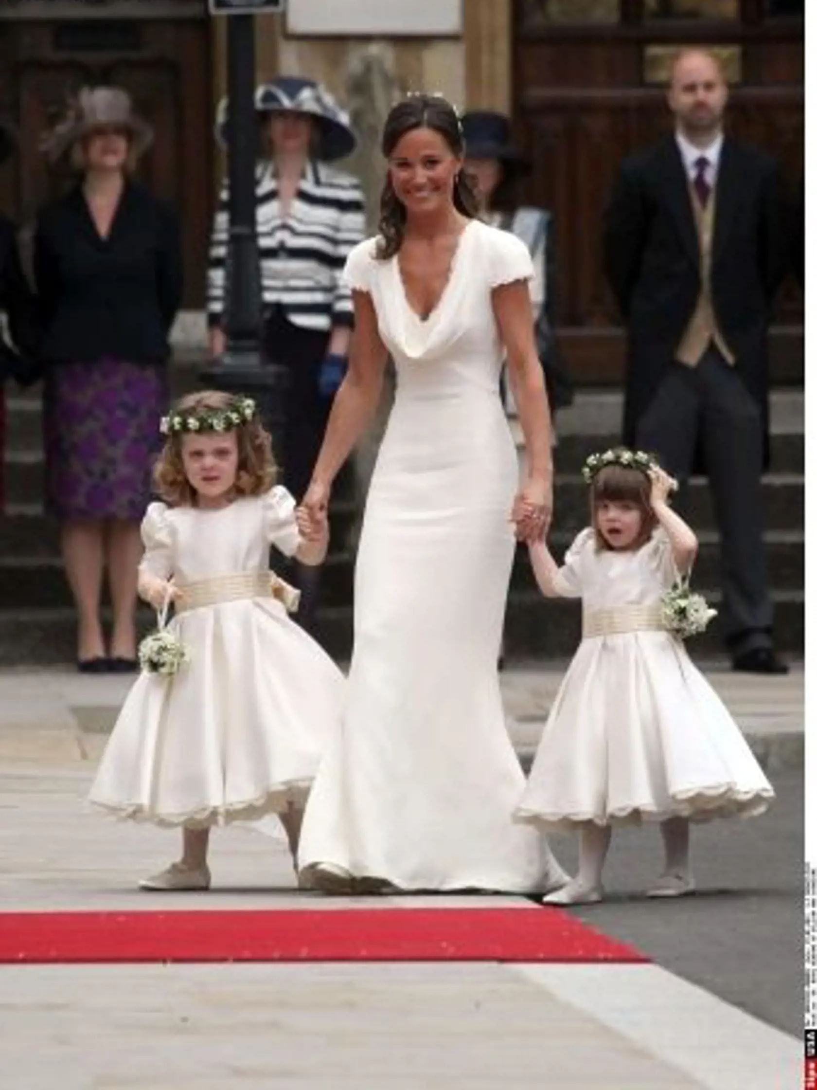 Pippa Middleton prichádza na svadbu Kate a Williama s družičkami Grace Van Cutsem (vľavo) a dcérou Laury Lopes, Elizou Lopes.
