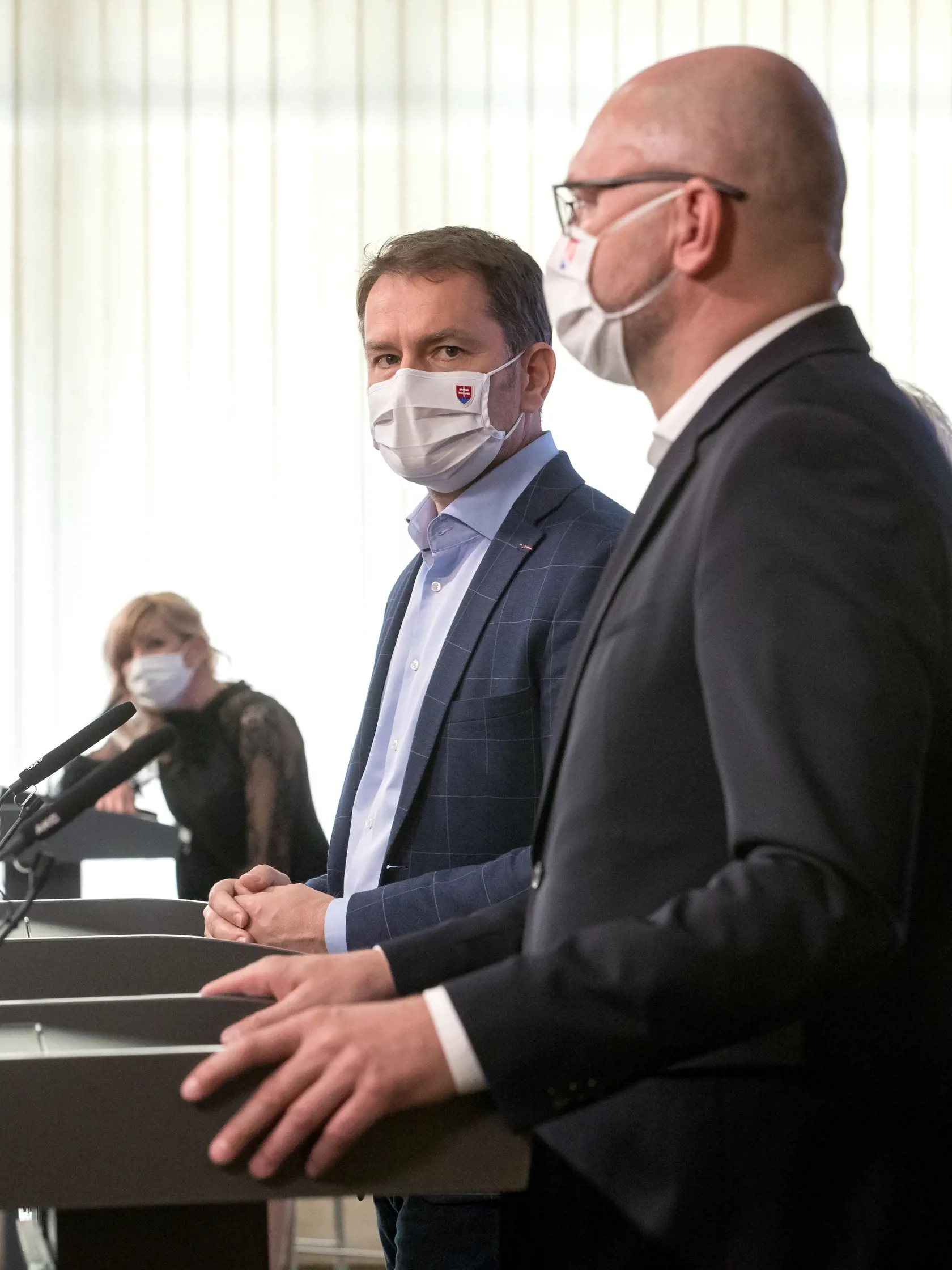 Premiér Igor Matovič a minister hospodárstva Richard Sulík, informovali médiá po rokovaní vlády o plánovanom finančnom príspevku na prenájom pre podnikateľov postihnutých koronakrízou na Slovensku.