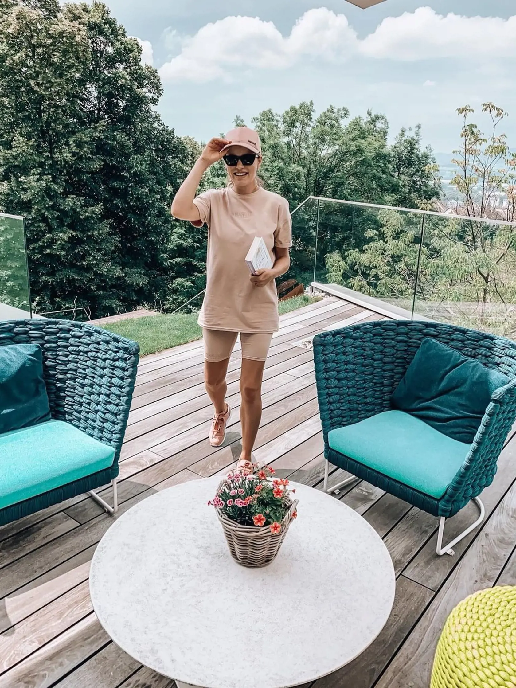 Ivanka Gáborík ukázala veľkú terasu, ktorá plynulo nadväzuje na kaskádovitú terasu.