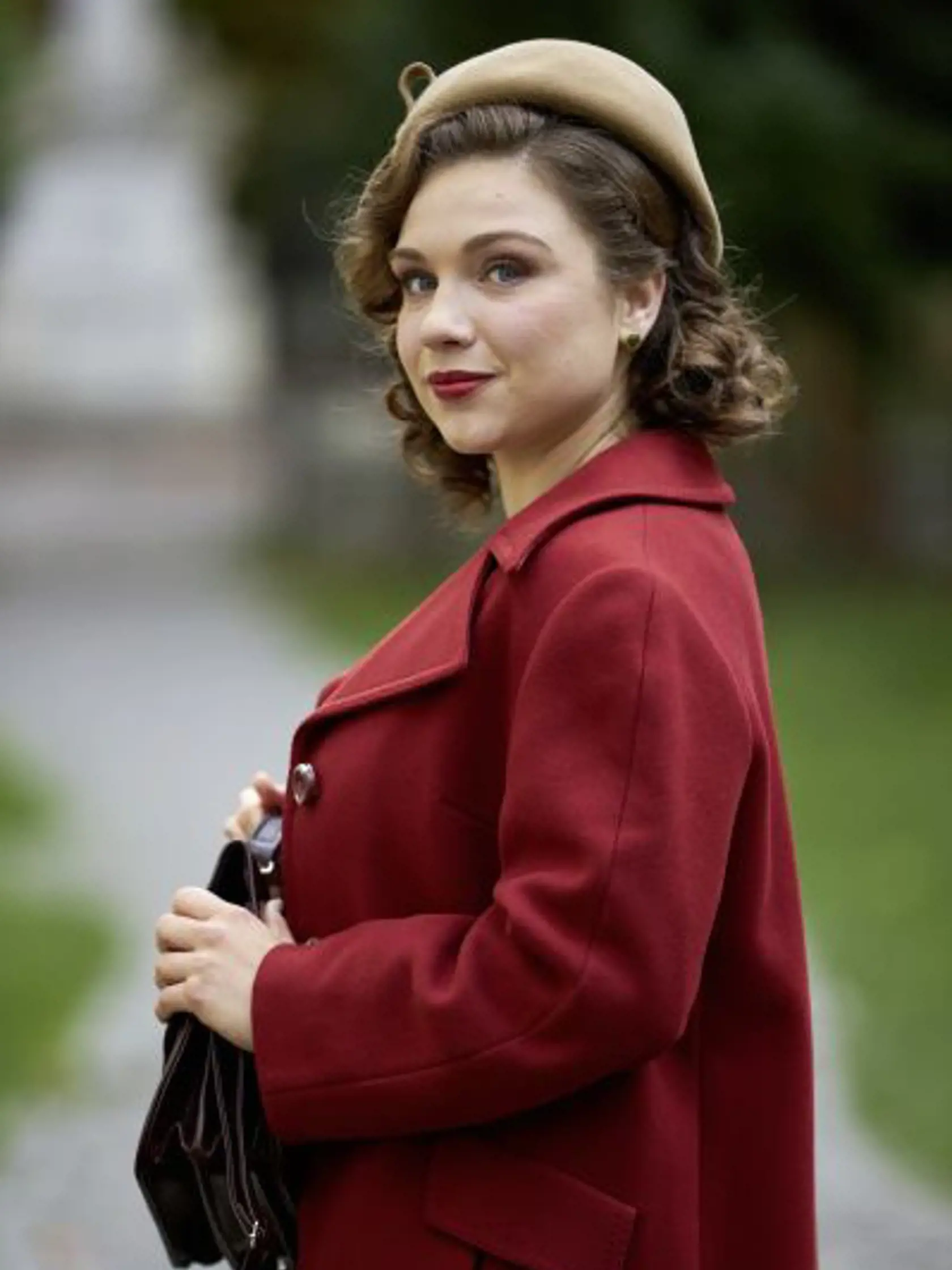 Lesana Krausková ako Alenka v seriáli Dunaj k vašim službám