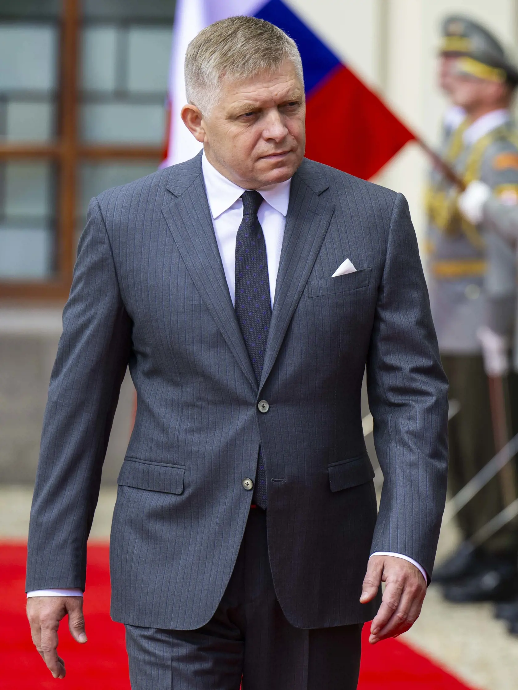 Predseda vlády SR Robert Fico (Smer-SD) prijal moldavského premiéra Dorina Receana na Úrade vlády SR 10. septembra 2024 v Bratislave. Na snímke premiér SR Robert Fico počas ceremoniálu s vojenskými poctami. FOTO TASR - Jakub Kotian
