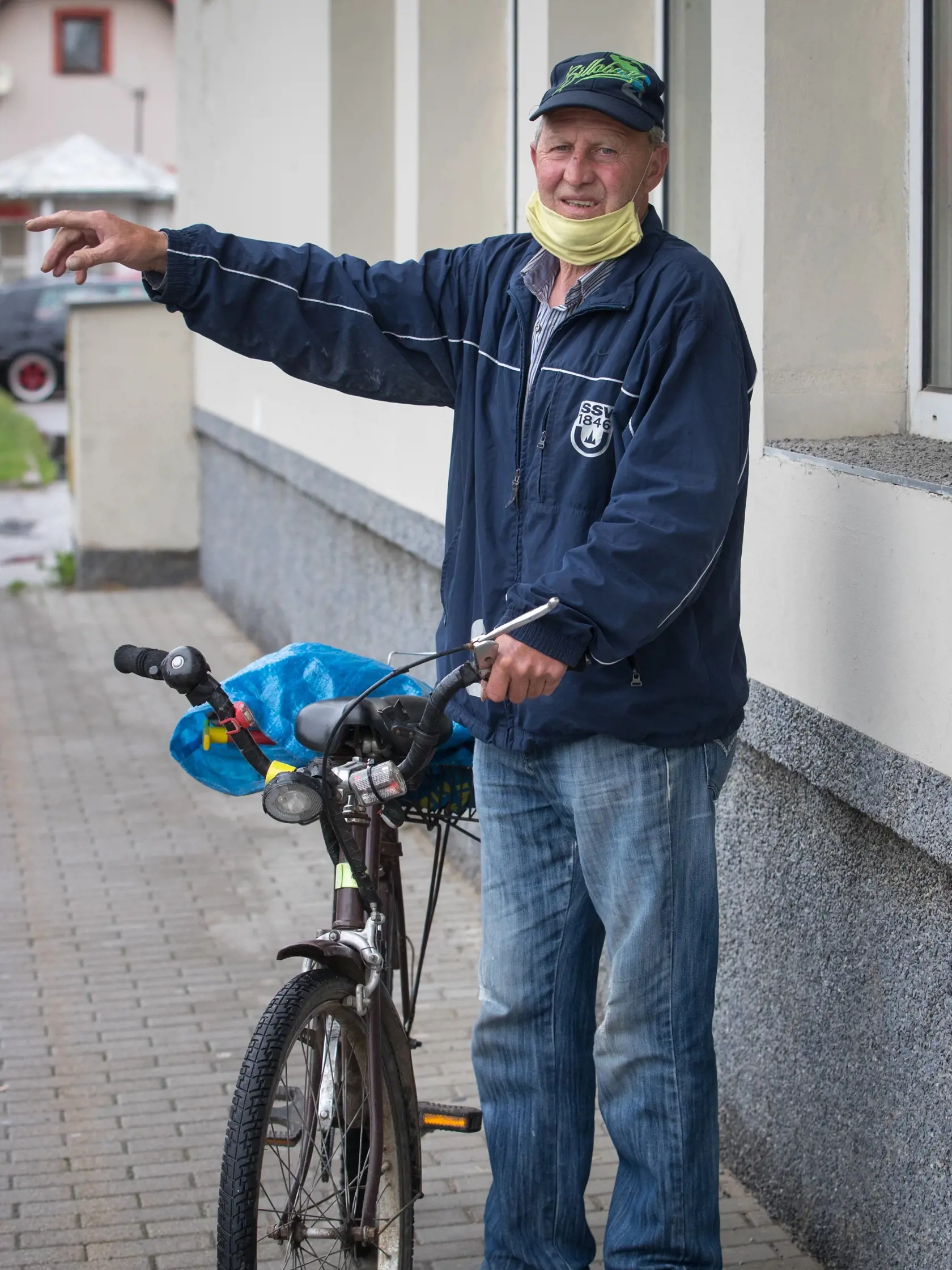 Situácia po útoku nožom vo Vrútkach, pri ktorom okrem útočníka prišiel o život aj zástupca školy Jaroslav Budz a niekoľko ľudí vrátane detí bolo zranených. Na snímke je obyvateľ obce Vrútky. 