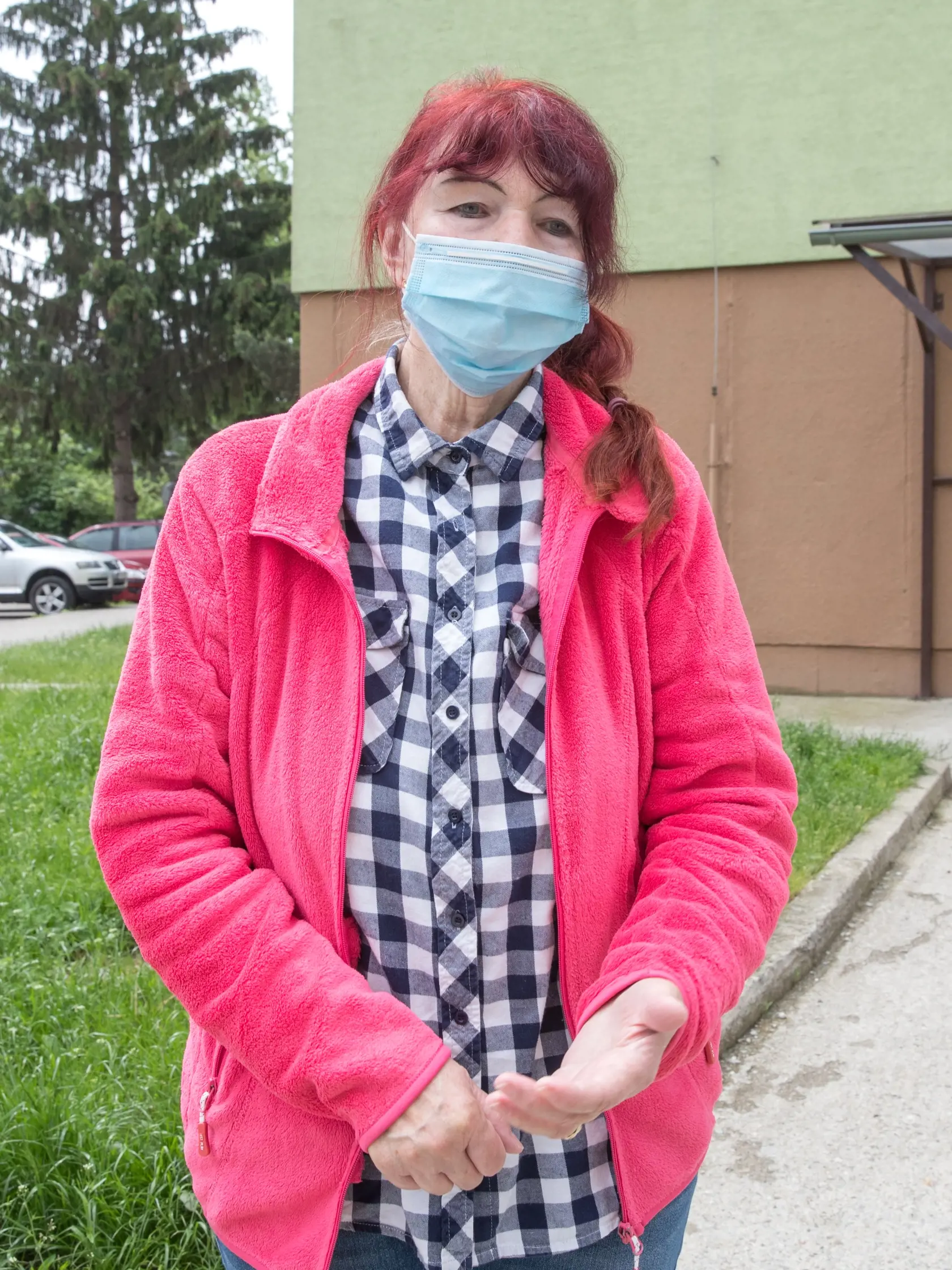 Deň po útoku nožom vo Vrútkach, pri ktorom okrem útočníka prišiel o život aj zástupca školy Jaroslav Budz a niekoľko ľudí vrátane detí bolo zranených. Na snímke je pani Božena, suseda zavraždeného pedagóga.