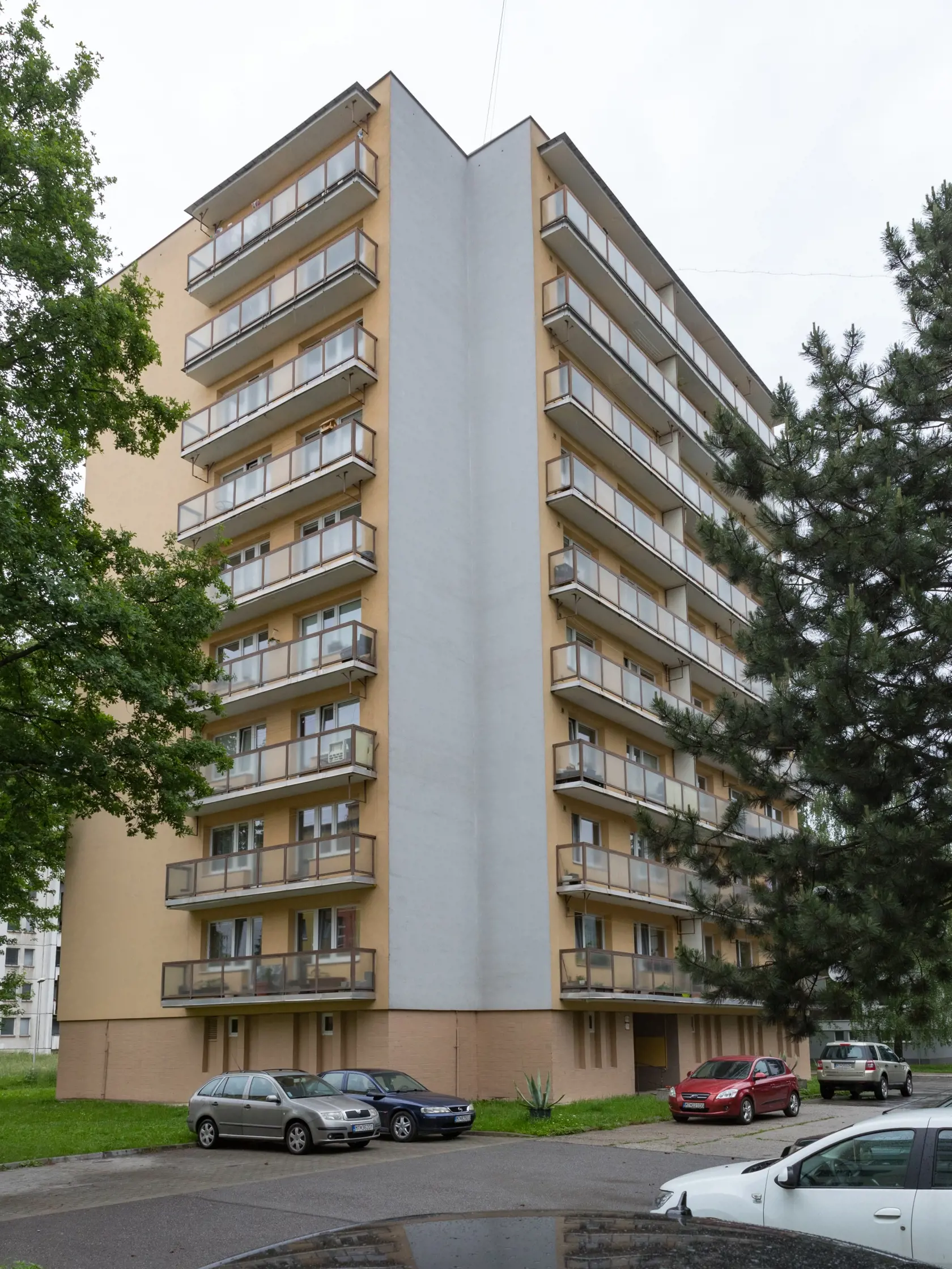 Deň po útoku nožom vo Vrútkach, pri ktorom okrem útočníka prišiel o život aj zástupca školy Jaroslav Budz a niekoľko ľudí vrátane detí bolo zranených. Na snímke je bytový dom vo Vrútka v ktorom žije rodina útočníka Ivana Čuloka.