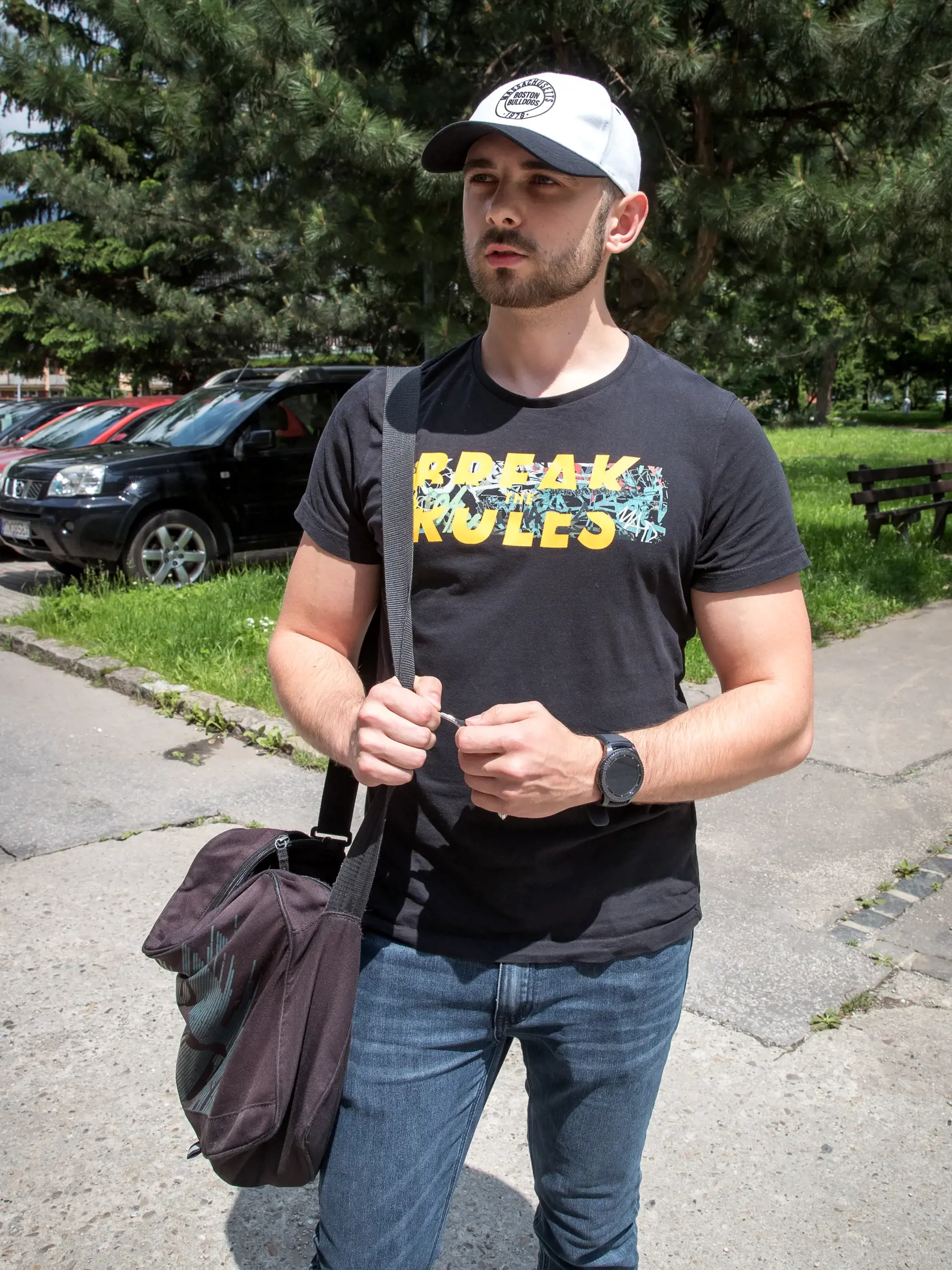 Situácia po útoku nožom vo Vrútkach, pri ktorom okrem útočníka prišiel o život aj zástupca školy Jaroslav Budz a niekoľko ľudí vrátane detí bolo zranených. Na snímke je sused útočníka, ktorý býva v rovnakom vchode bytového domu.