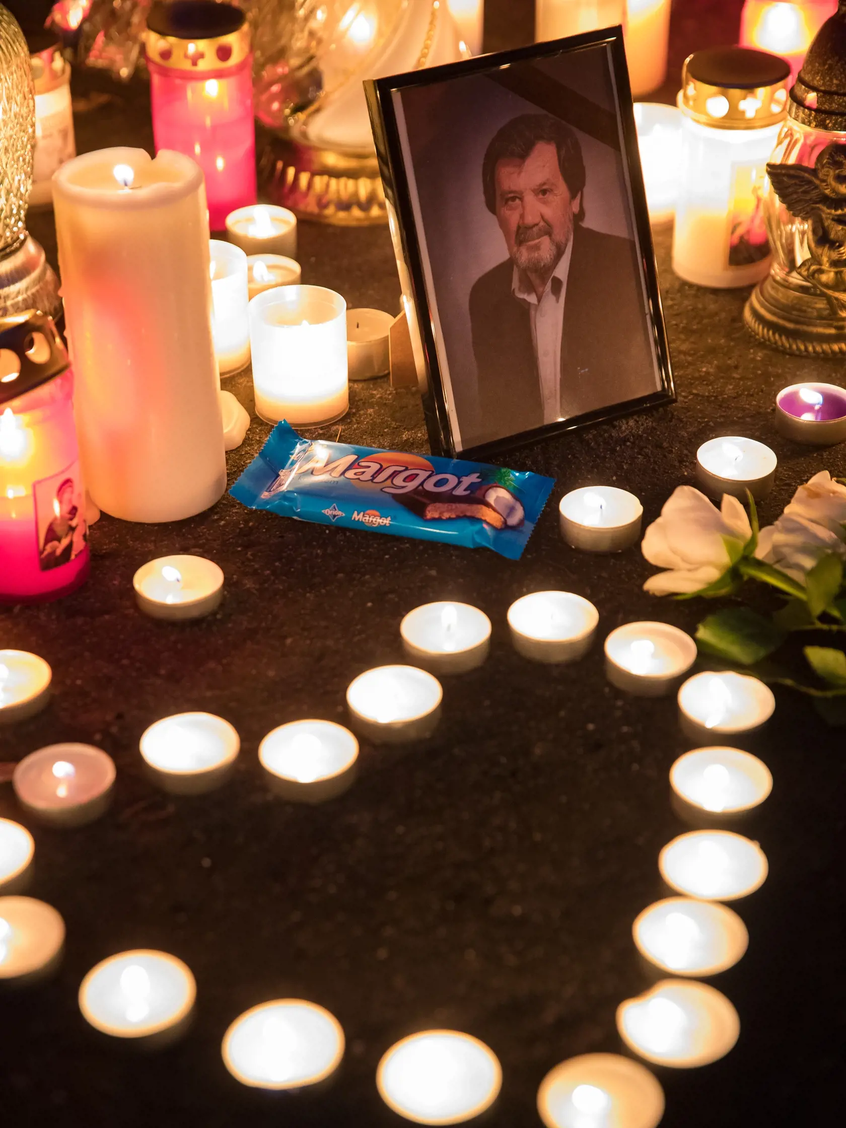 Situácia po útoku nožom vo Vrútkach, pri ktorom okrem útočníka prišiel o život aj zástupca školy Jaroslav Budz a niekoľko ľudí vrátane detí bolo zranených. Na snímke je pietna spomienka na zavraždeného pedagóga v areáli školy.