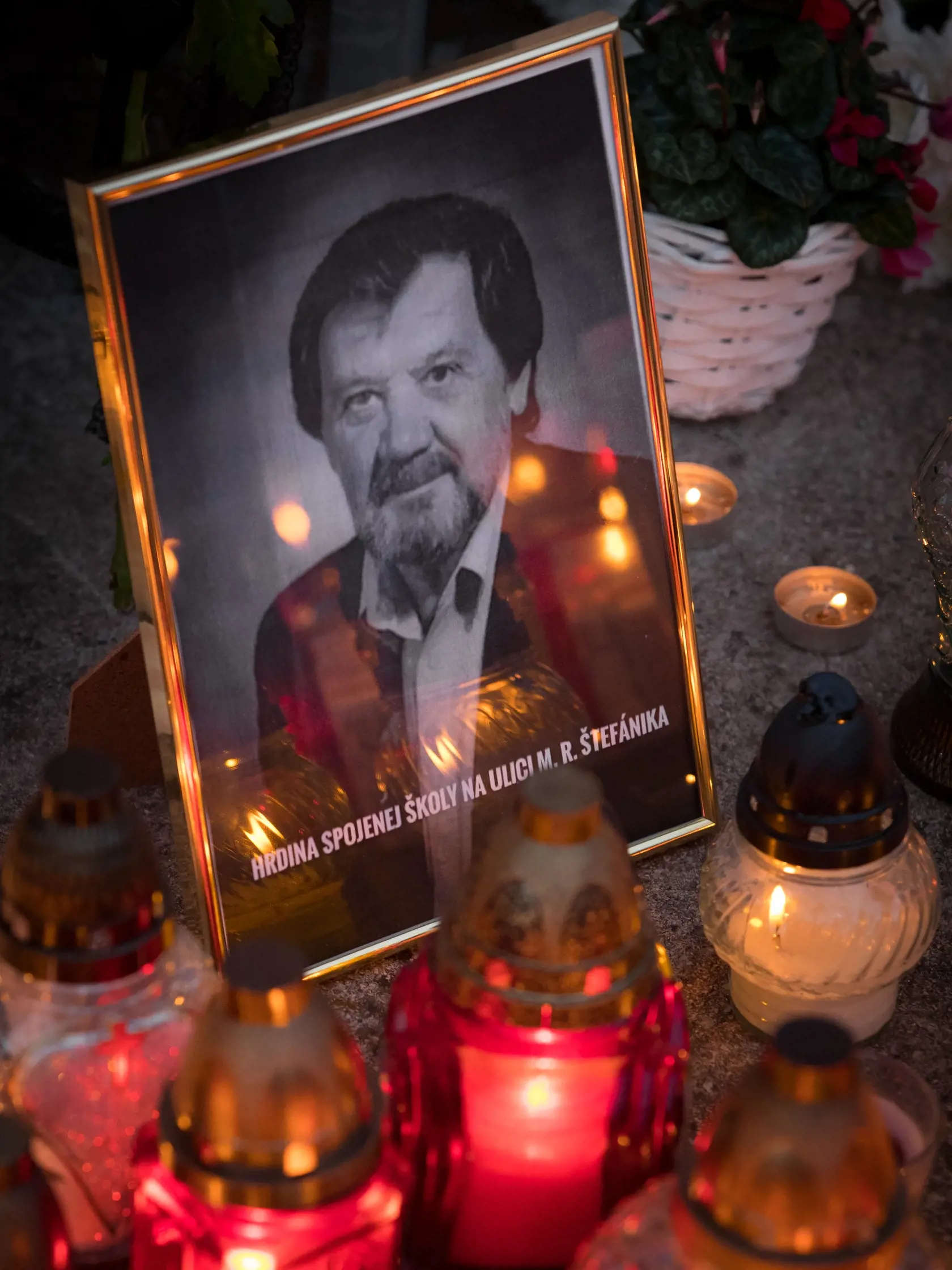 Situácia po útoku nožom vo Vrútkach, pri ktorom okrem útočníka prišiel o život aj zástupca školy Jaroslav Budz a niekoľko ľudí vrátane detí bolo zranených. Na snímke je pietna spomienka na zavraždeného pedagóga v areáli školy.