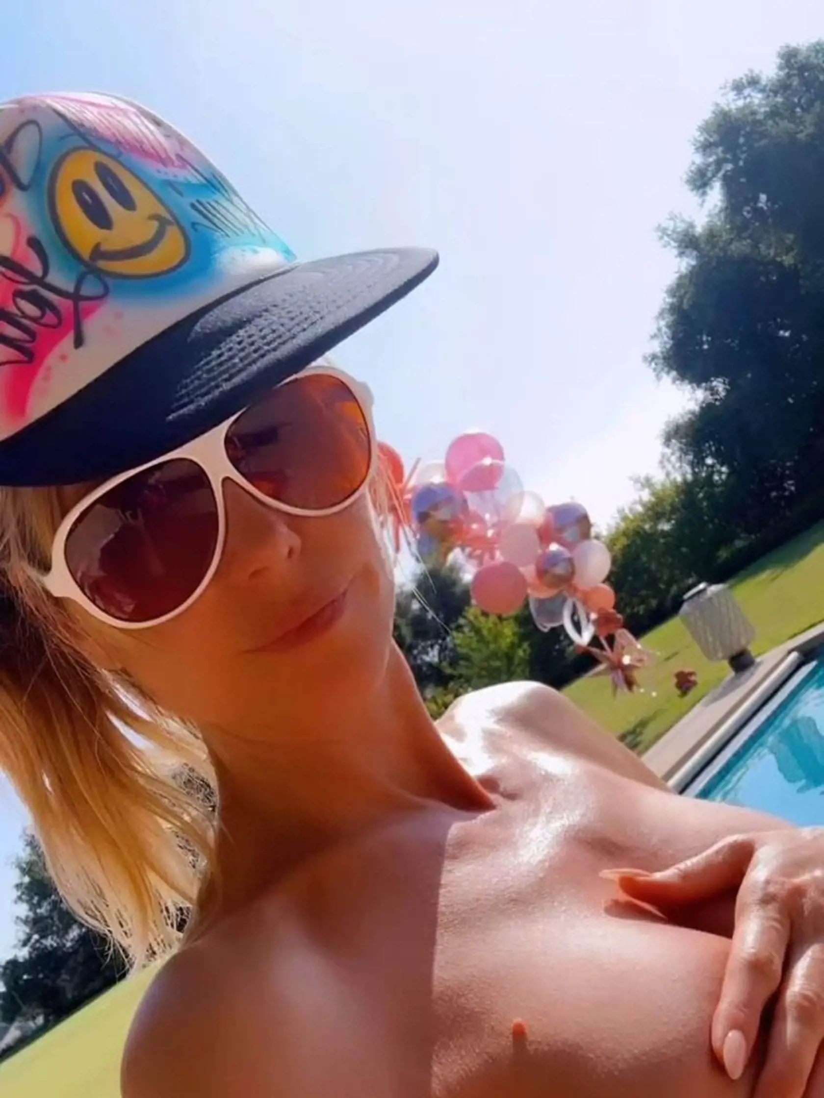 Nemecká modelka Heidi Klum potešila fanúšikov fotkami, kde mala na sebe len okuliare a čiapku.
