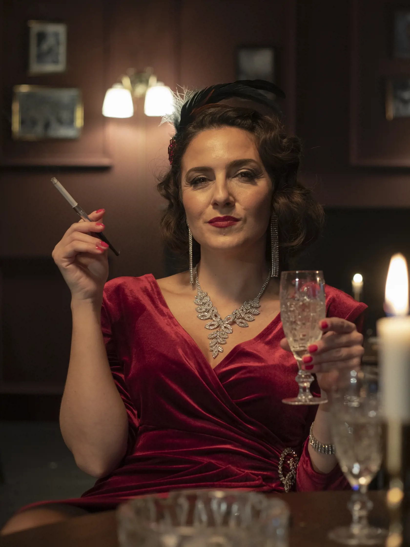 Lucia Siposová ako dokonalá kaberetiérka zo seriálu Dunaj. Aj v reálnom živote vlastní svoj kabaret.