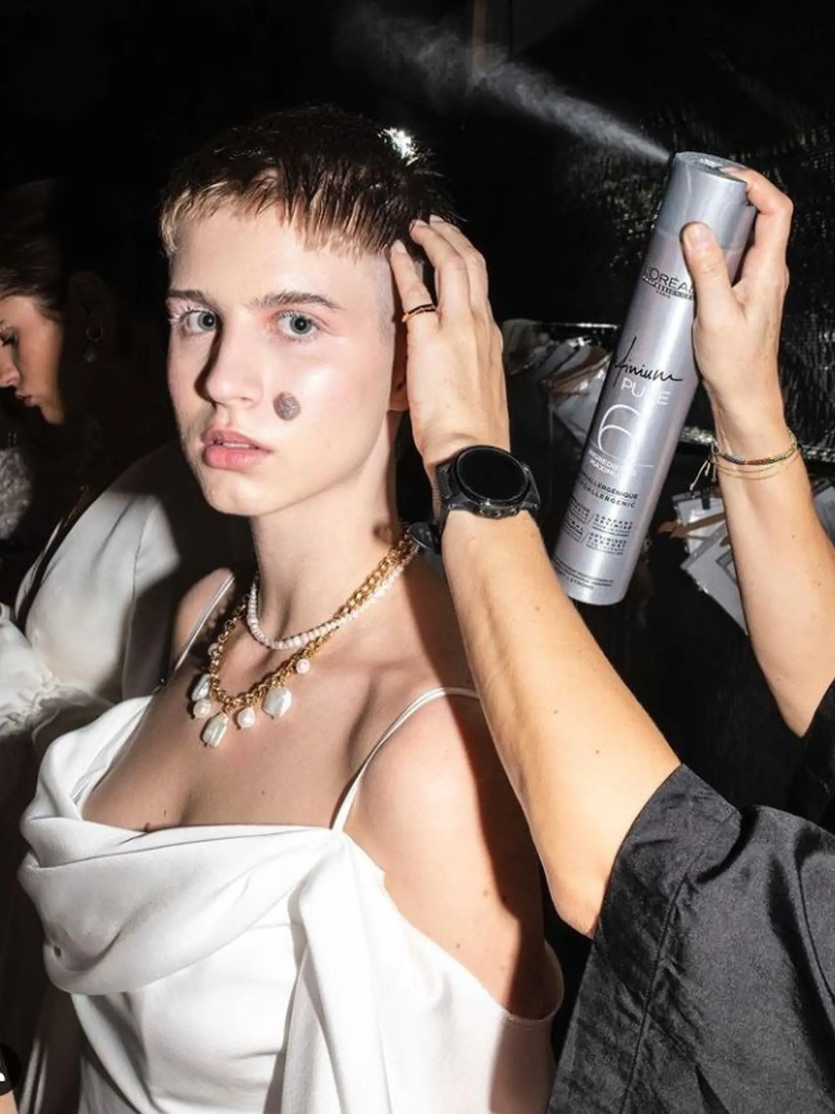 Čaputovej dcéra Emma predvádzala niekoľko modelov, medzi nimi aj svadobné šaty.