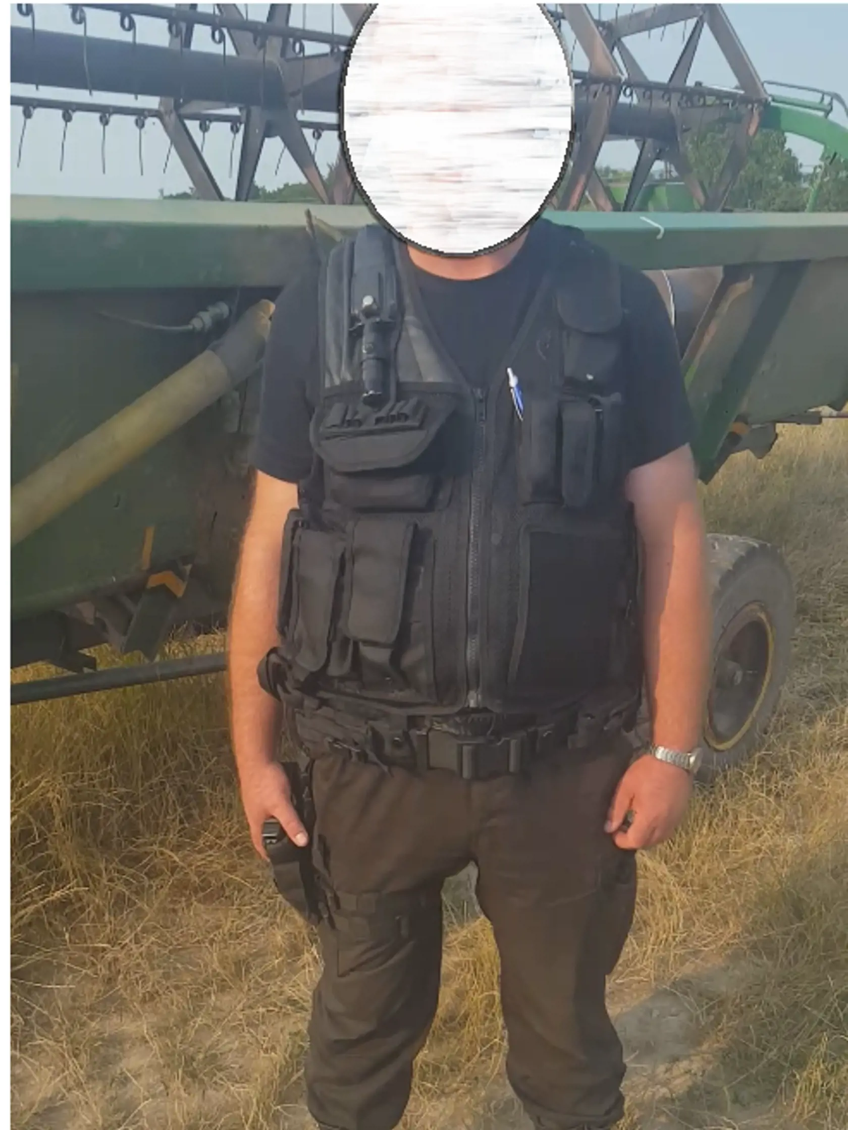 J. Béreš vraví, že ho na poli, kam mu prišli pokosiť jeho úrodu, napadol pracovník bezpečnostnej služby, ktorú si privolali tí, ktorí prišli kosiť jeho obilie.