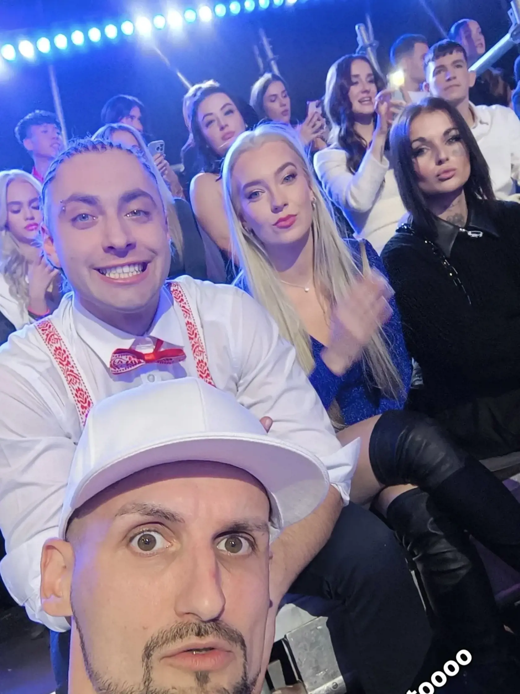 Bývalí farmári tesne pred priamym prenosom.