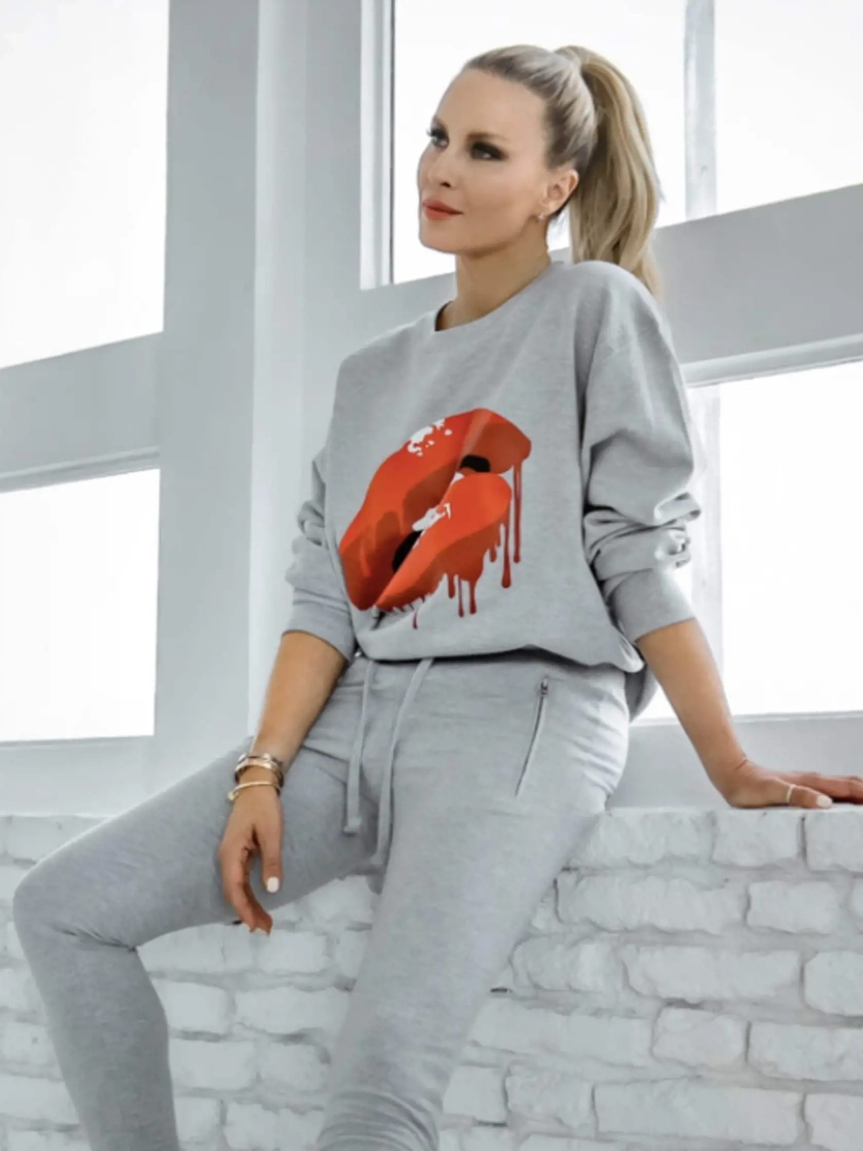 Simona vo svojej značke.