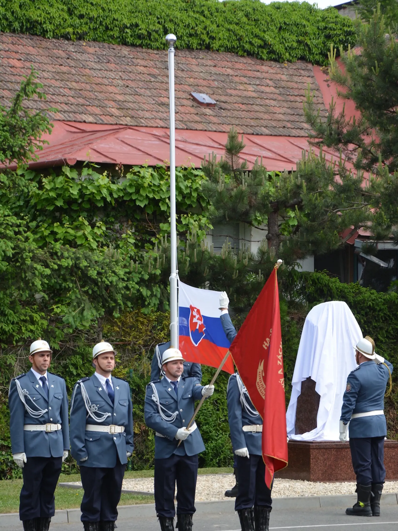 Vztyčovanie vlajky. 