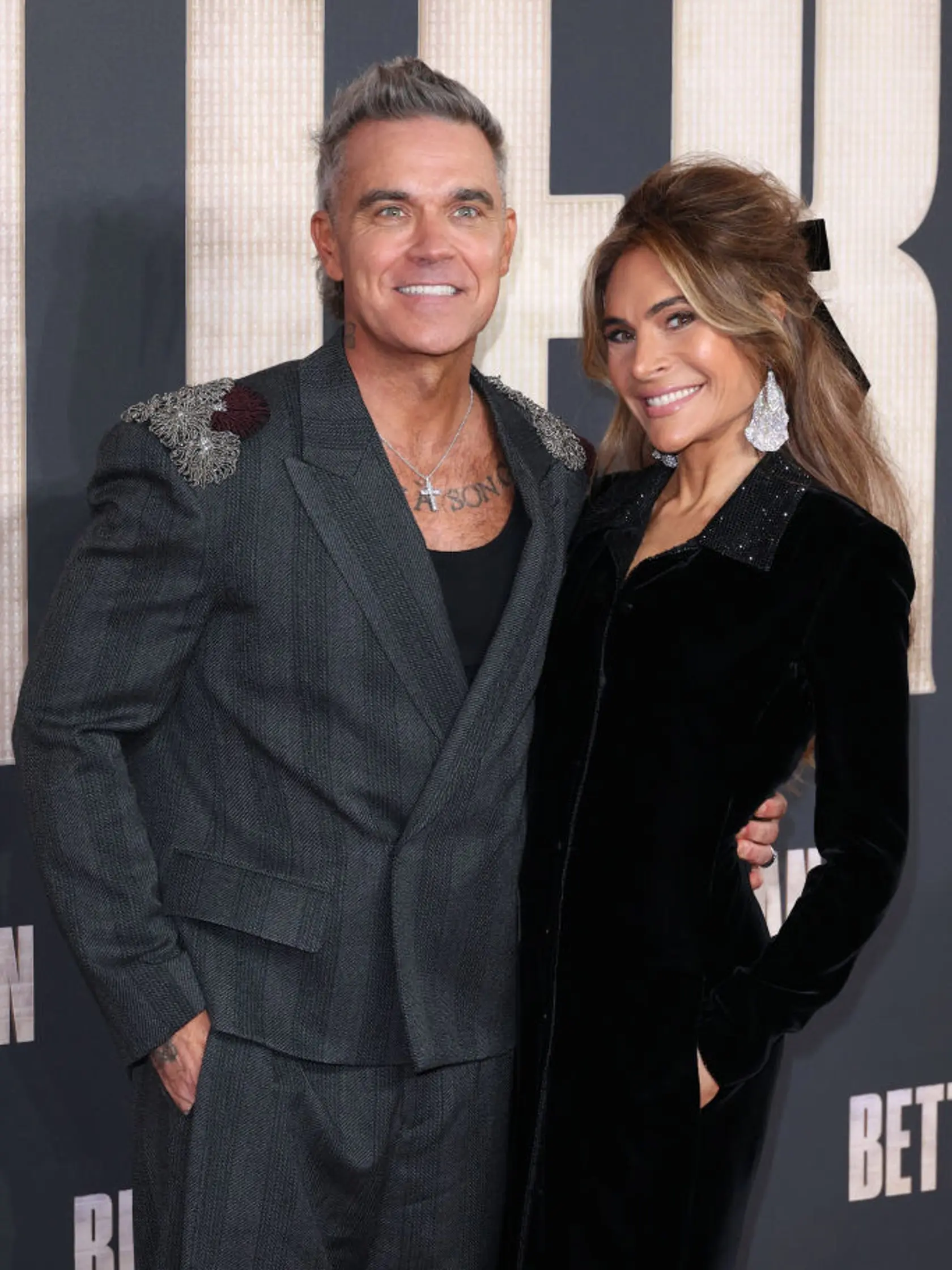 Robbie Williams s manželkou na premiére jeho životopisného filmu Better man