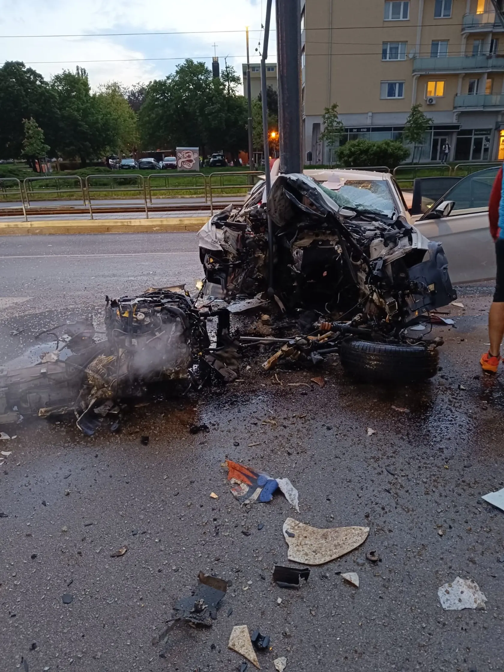 Na križovatke ulíc Račianska a Riazanská v Bratislave sa dnes v noci stala vážna dopravná nehoda. Osobné vozidlo značky BMW narazilo do stĺpa verejného osvetlenia. Predná časť auta je takmer úplne zničená.