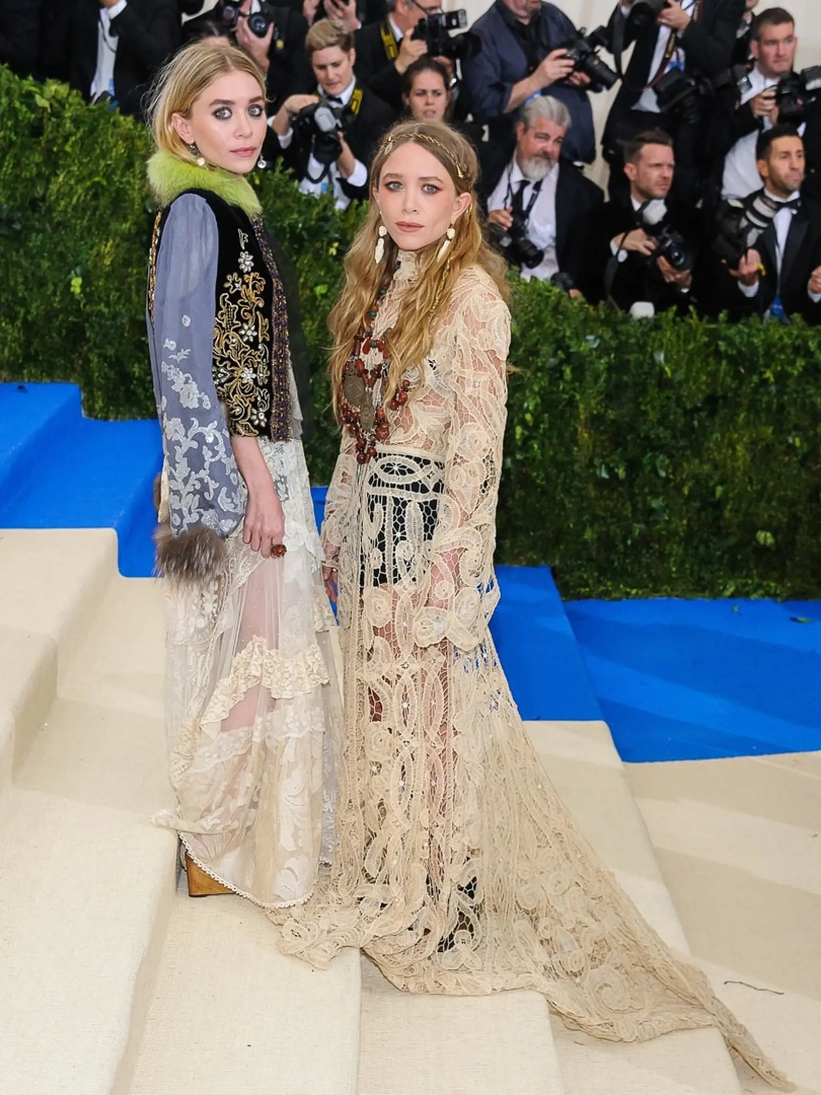 Ashley a Mary-Kate Olsen - Dvojičky dokonale zapadli medzi módne katastrofy slávnostného večera Met Gala 2017. Herečky vyzerali tak, akoby si na seba hodili každý kúsok oblečenia, o ktorý doma náhodne zakopli.