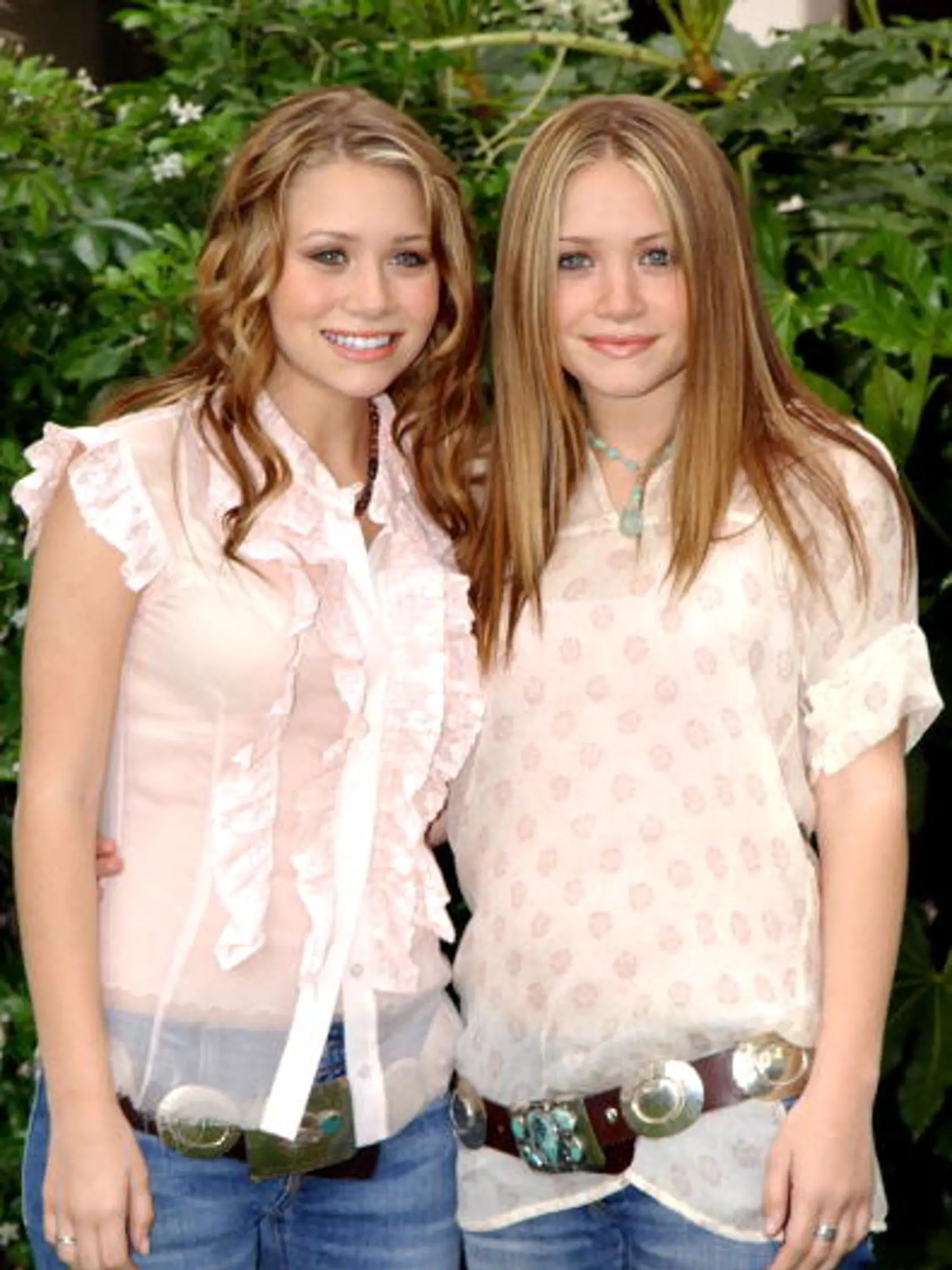 Mary-Kate (R) and Ashley Olsen