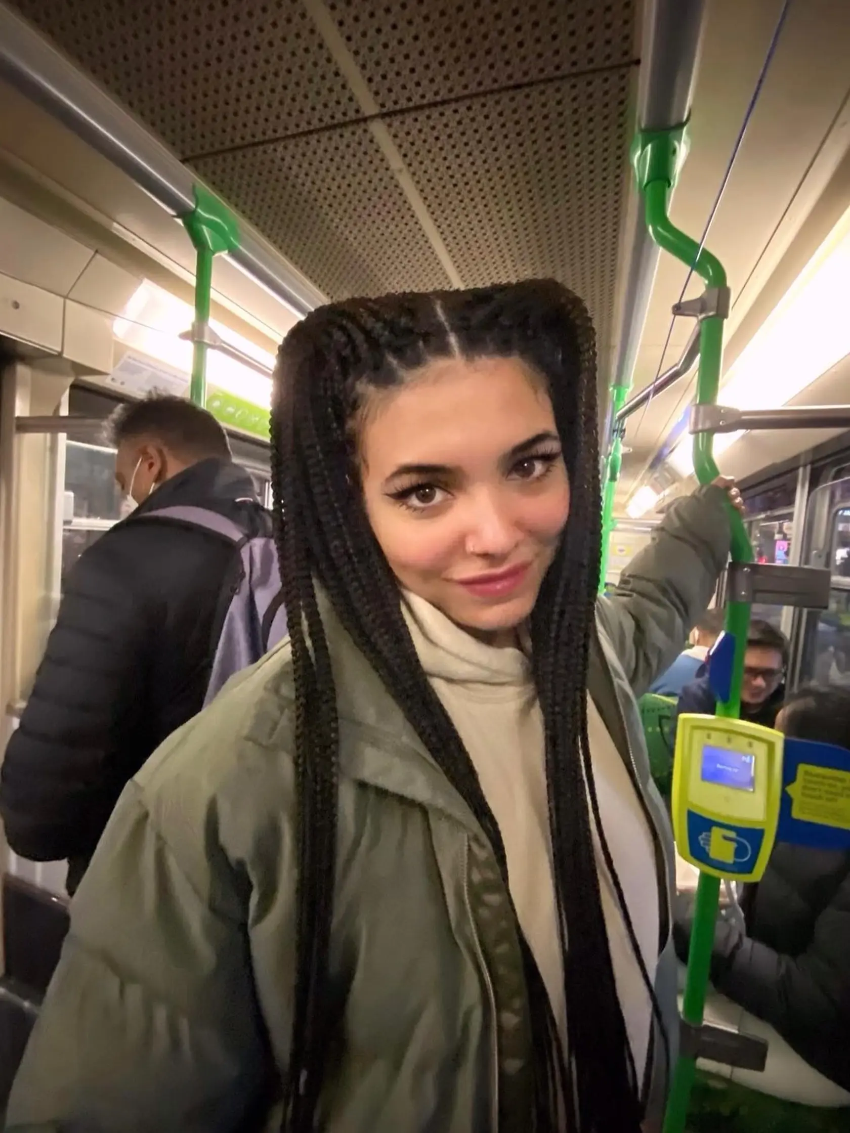 Dcéra speváka Davida Bowieho a modelky Iman. Krásu zdedila po mame, talent po otcovi.