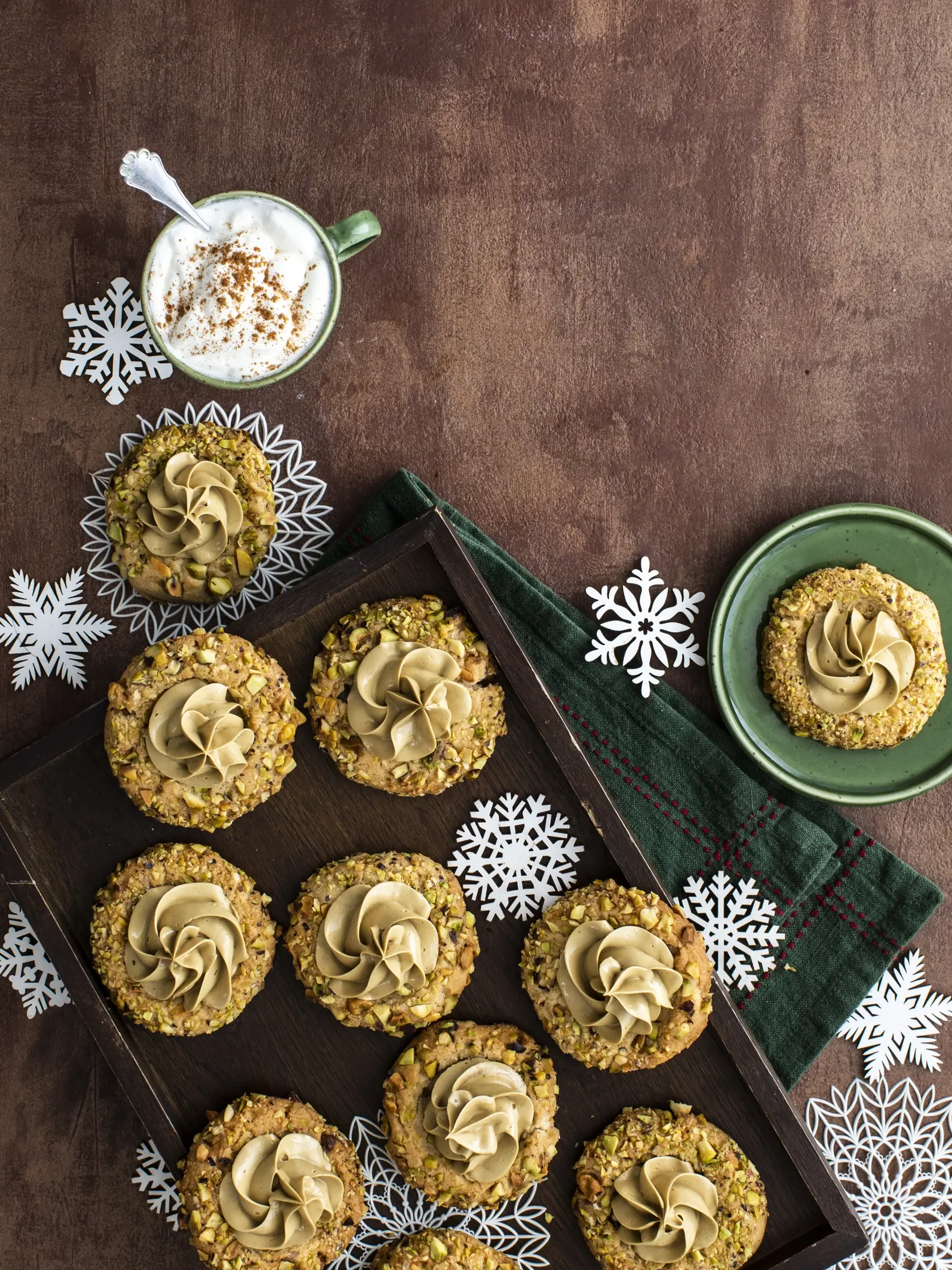 pistáciové cookies

recept:
20 KUSOV, PRÍPRAVA 40 MINÚT, PEČENIE 13 AŽ 16 MINÚT
Na cesto:
• 230 g masla • 100 g krupicového cukru • 2 lyžičky vanilkovej pasty
• 80 g medu • 1 žĺtok L • 270 g hladkej múky • štvrť lyžičky mletého kardamómu • štvrť lyžičky soli
• 100 g nasekaných pistácií
Na ozdobenie a krém:
• 60 g masla • 2 lyžice práškového cukru • 100 g pistáciovej pasty
1. Zmäknuté maslo s cukrom, vanilkovou pastou a medom vyšľahajte na svetlú penu. Pridajte žĺtok, preosiatu múku s kardamó- mom, so soľou a vypracujte hladké cesto. Cesto zabaľte do fólie a nechajte v chlad- ničke aspoň hodinu oddychovať.
2. Z cesta odoberajte kúsky cesta vo veľ- kosti vlašského orecha a tvarujte guľôčky. Jemne ich zatlačte do pistácií, aby sa pokryla polovica každej guľôčky, potom položte pistáciovou stranou nahor na plech vyložený papierom na pečenie vo vzdiale- nosti približne 5 cm od seba.
3. Vložte do rúry vyhriatej na 180 °C
a pečte 8 minút. Vyberte z rúry a zatlačte dno malého pohárika do stredu každého koláčika, aby ste urobili okrúhlu priehlbinu. Vráťte plech do rúry a dopečte ešte 5 až
8 minút, tak aby okraje koláčikov získali zlatú farbu. Nechajte vychladnúť.
4. Na krém vyšľahajte maslo s cukrom
do peny, pridajte pistáciovú pastu a opäť vyšľahajte. Krémom naplňte cukrárenské vrecko s ozdobnou špičkou a ozdobte vychladnuté sušienky. Naplnené sušienky skladujte na chladnom mieste.
