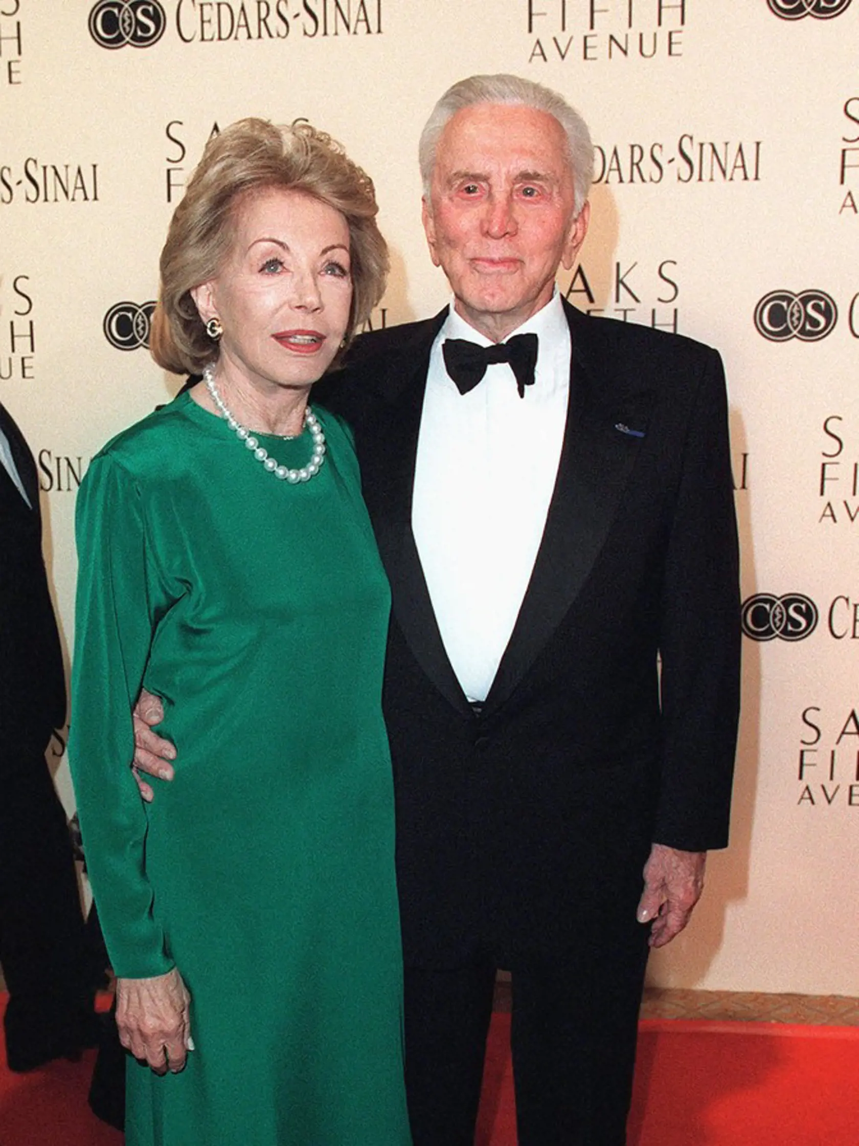 Vdova po Kirk Douglas zomrela podľa informácií serveru vo štvrtok vo svojom dome v Beverly Hills.
