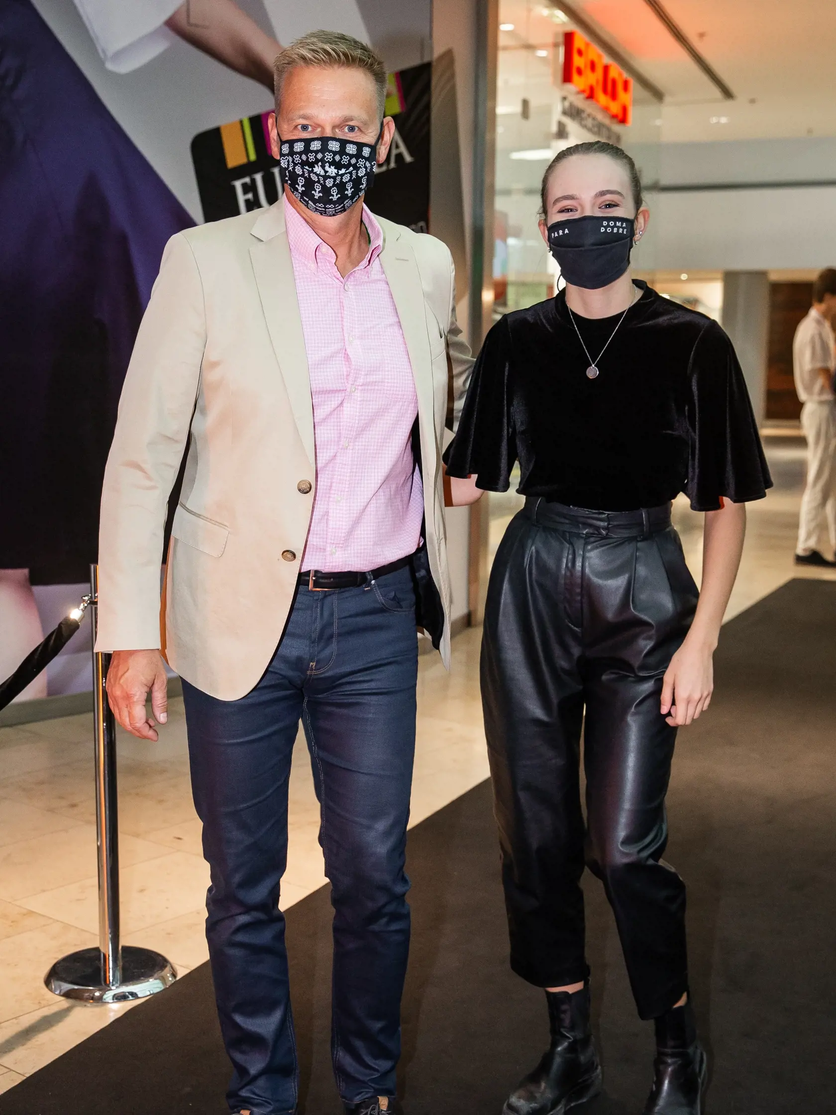 Premiéra filmu "James Bond - Nie je čas zomrieť" v Bratislave. Na snímke Martin Nikodým s dcérou Emmou.