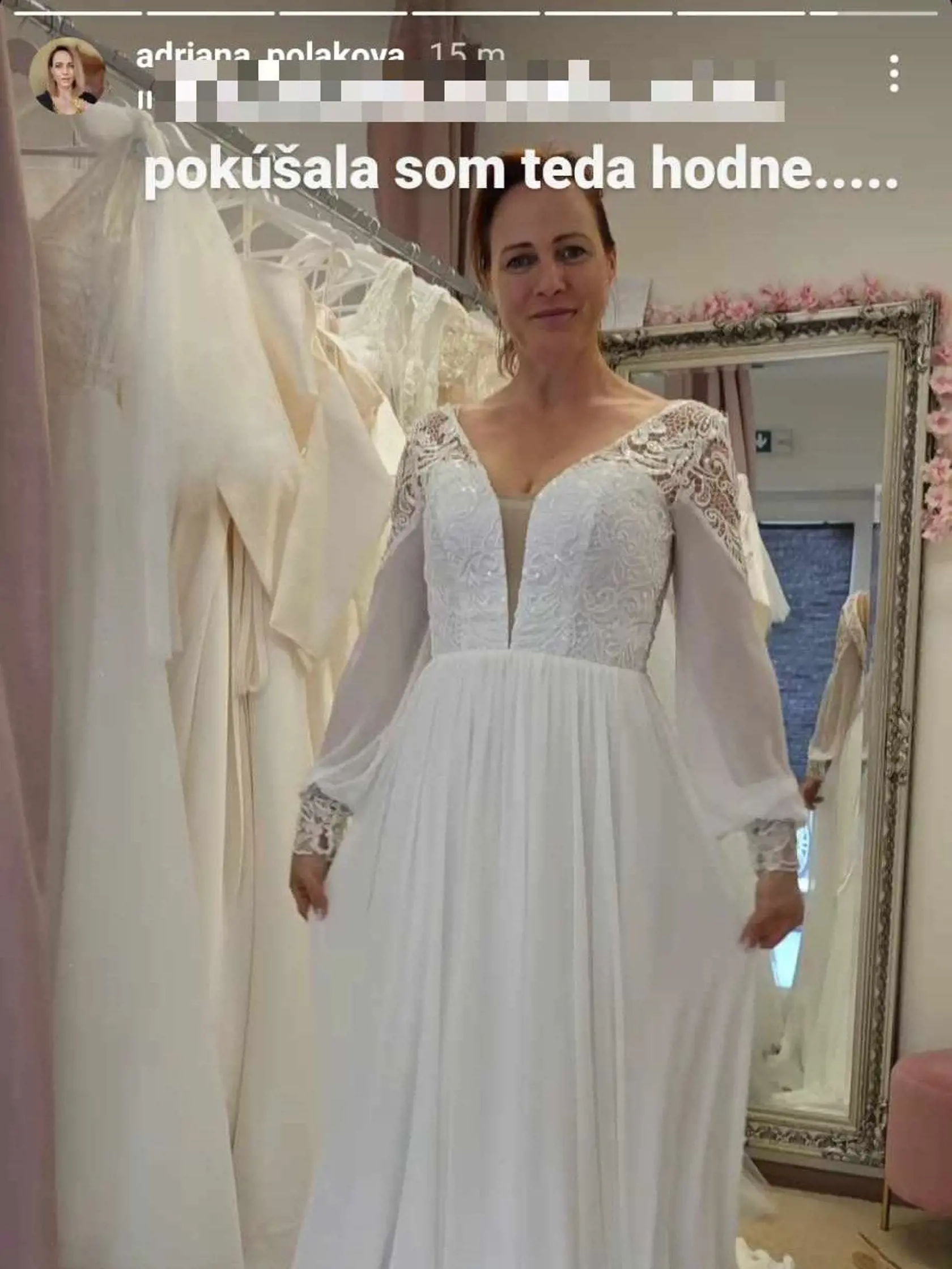 Adriana hľadala šaty vhodné do kaštieľa. Vybrala si tieto?