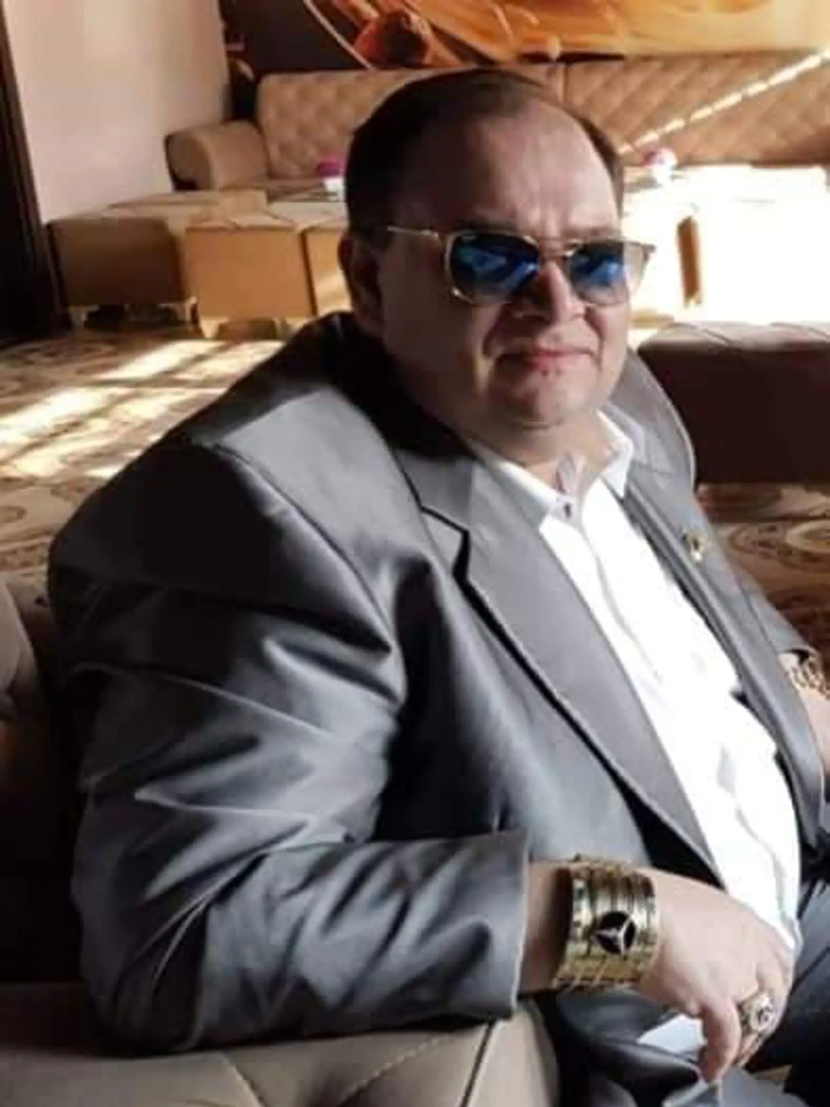 Všimnite si velikánsky  zlatý náramok na pravej ruke. Róbertovi Botošovi ho vyhotovil renomovaný košický zlatnícky majster Ľudovít.