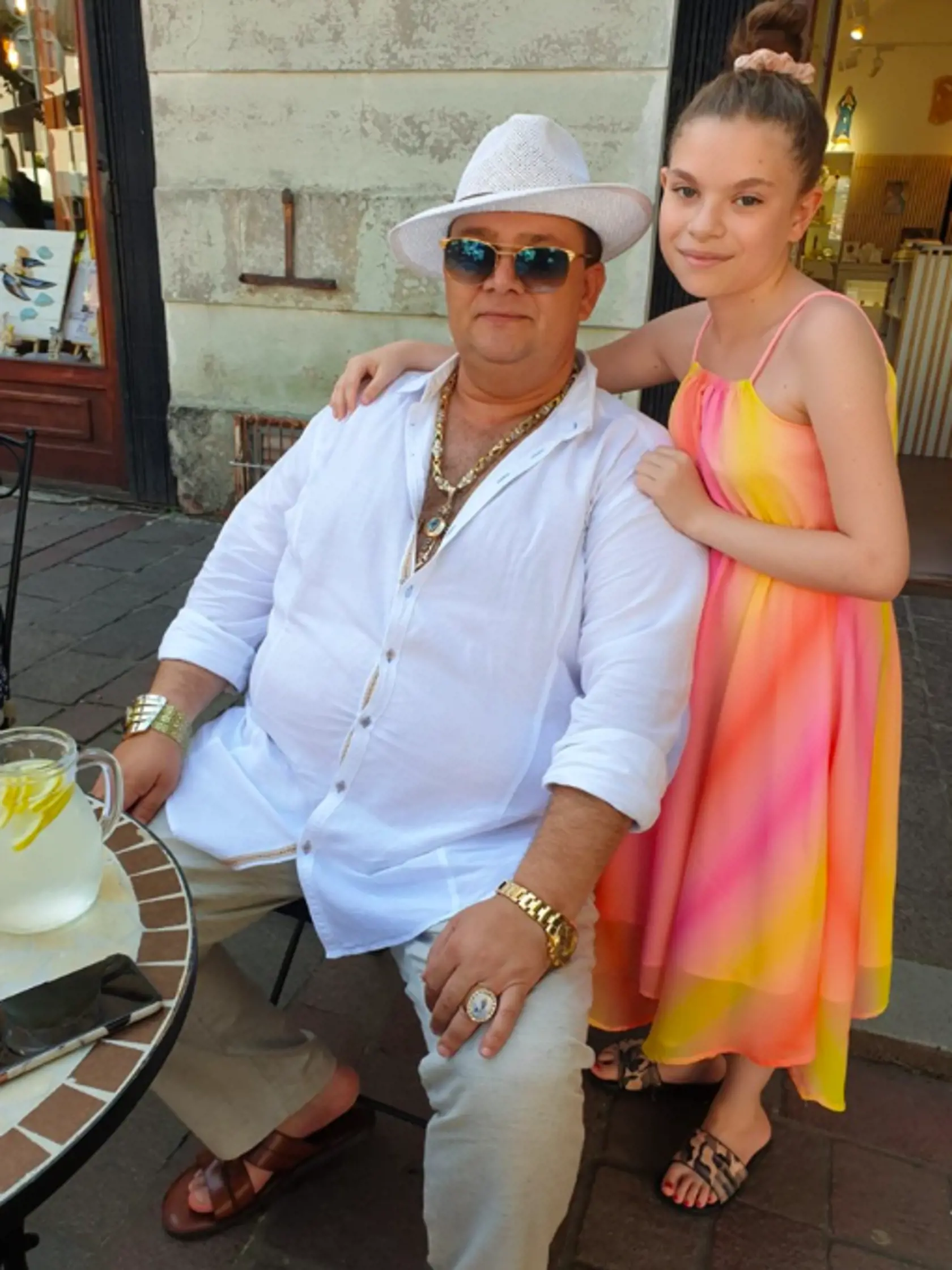 Relax pri chladnom nápoji v letnej záhrade na námestí. (archívne foto)