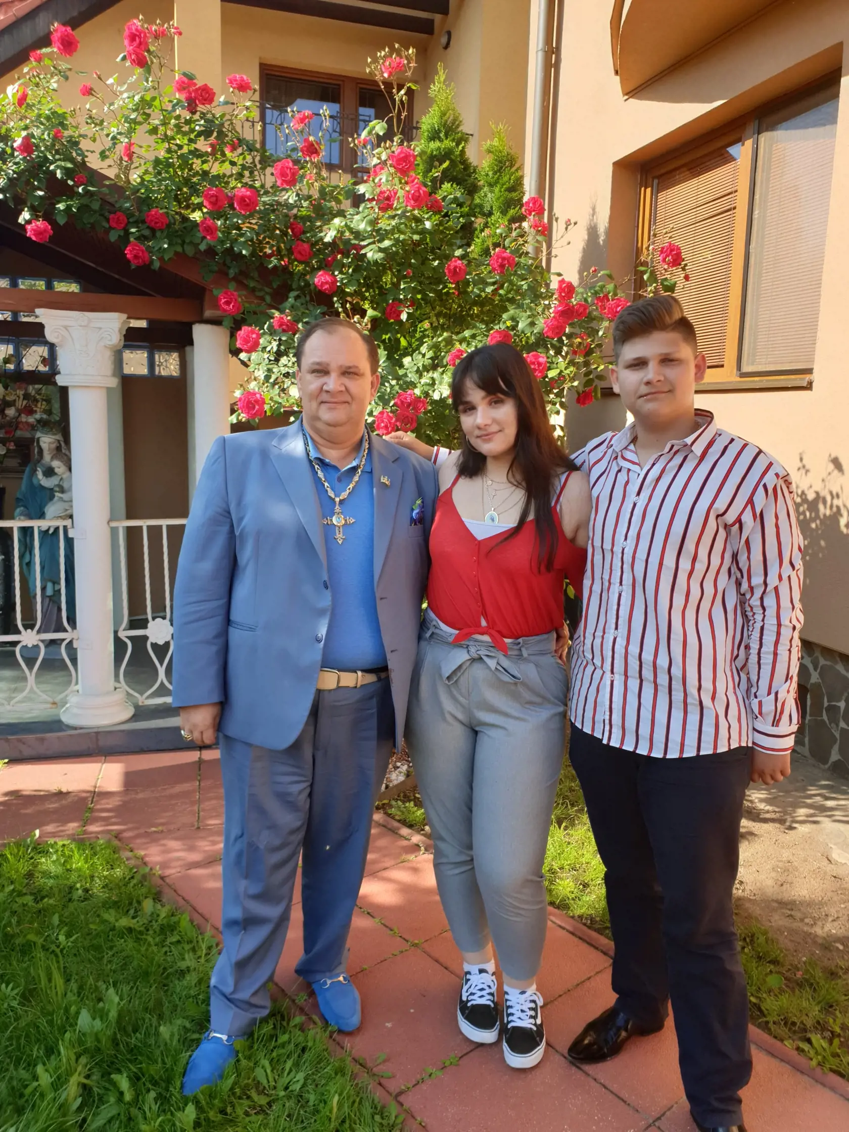 Róbert I s dcérou Scarlety (17) a synom Princom (15).