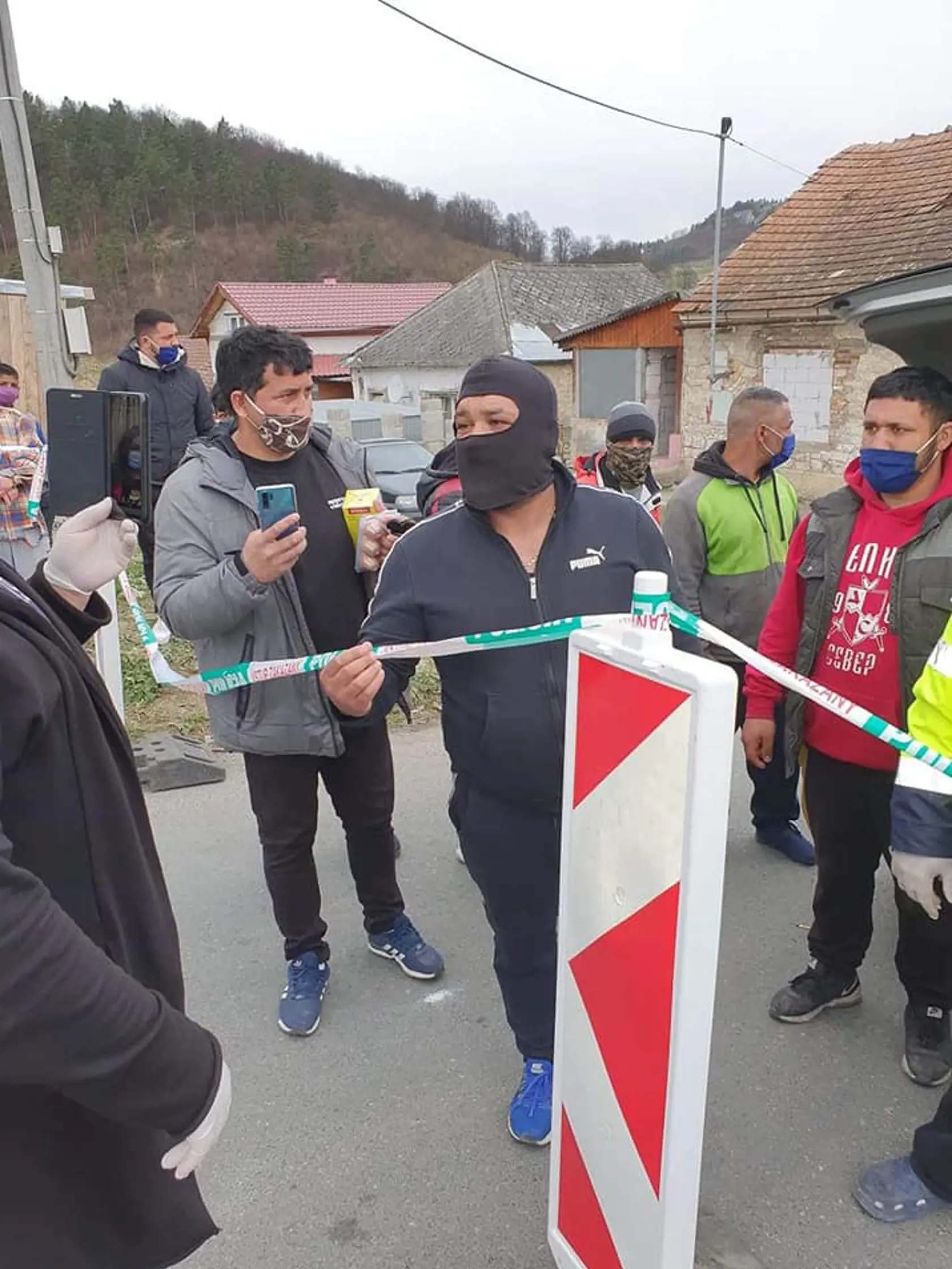 Osadníci sa návšteve svojho kráľa potešili.