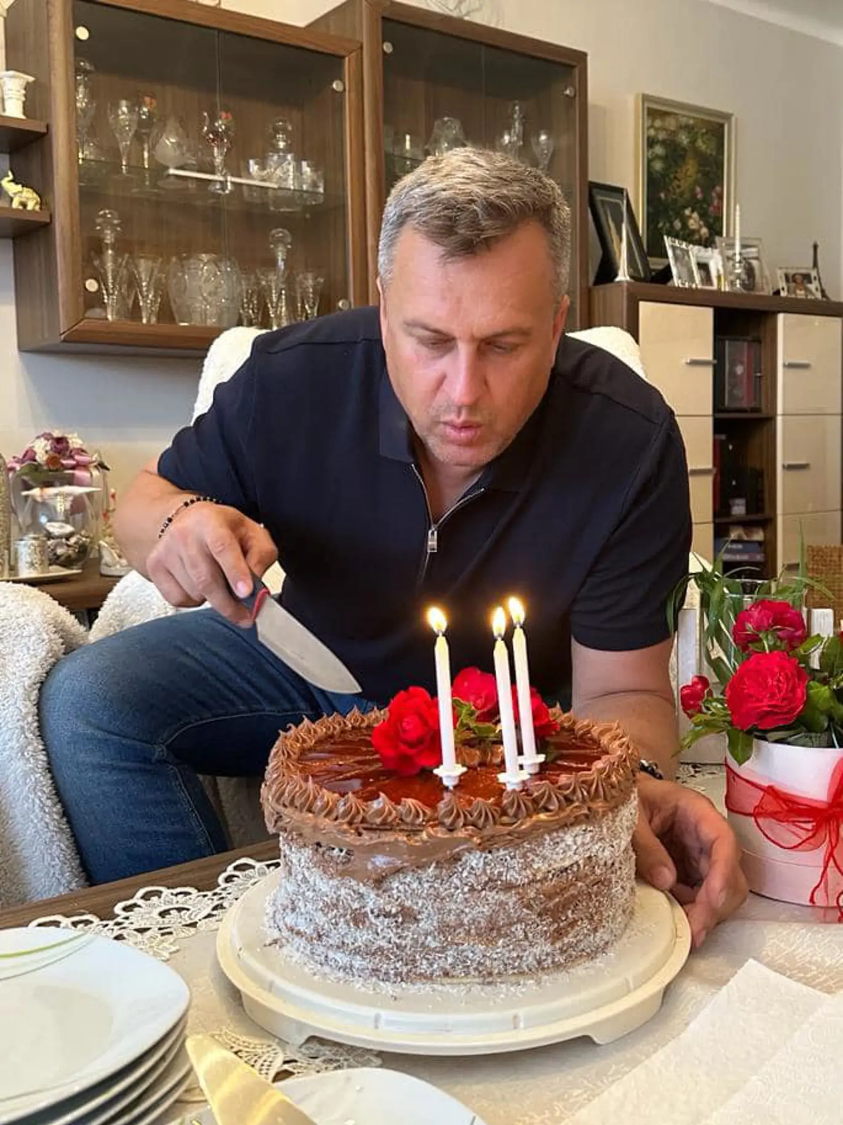 Počas oslavy svojich 49. narodenín pri krájaní torty.
