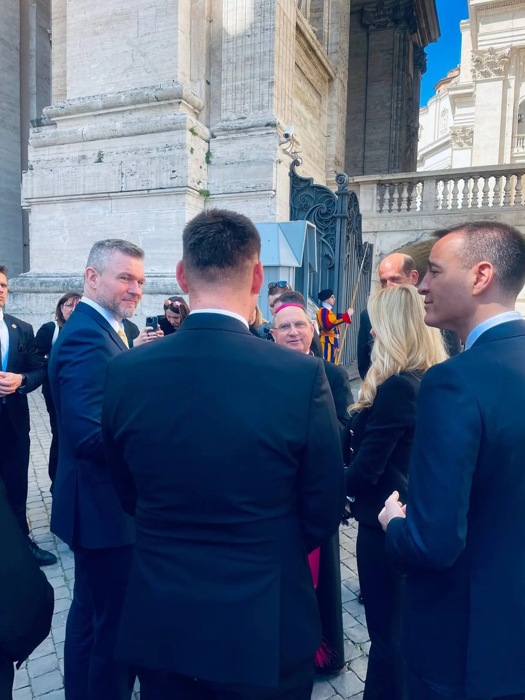 Zľava prezident Peter Pellegrini, envirominister Tomáš Taraba, ministerka kultúry Martina Šimkovičová (nom. SNS) a minister školstva Tomáš Drucker (Hlas) počas rozhovoru s biskupmi. v Ríme.