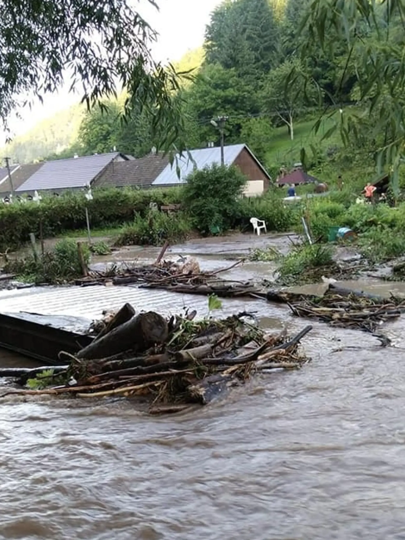Blesková povodeň z noci na pondelok spôsobila vo Valaskej Belej (okres Prievidza) státisícové škody.
