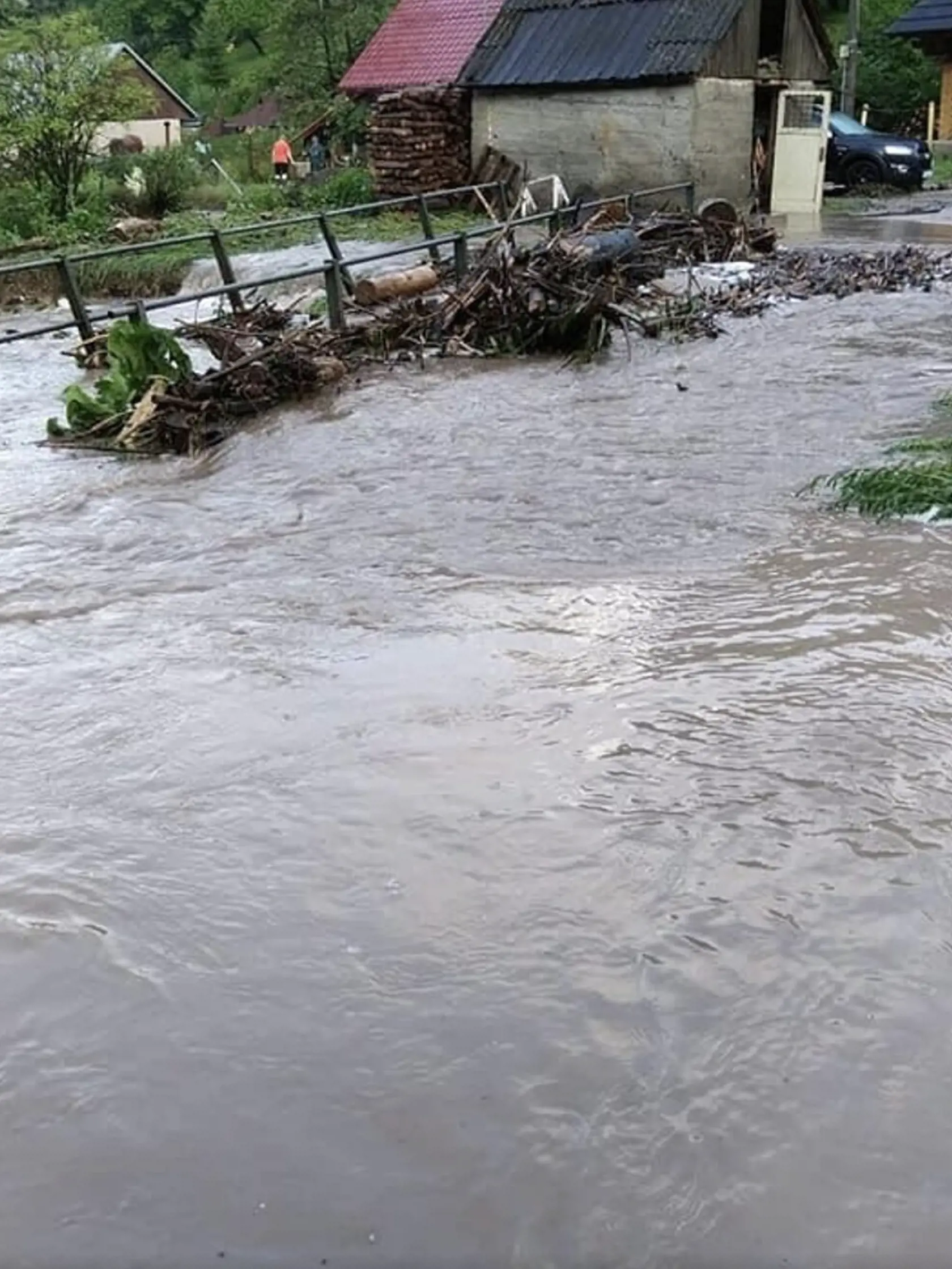 Blesková povodeň z noci na pondelok spôsobila vo Valaskej Belej (okres Prievidza) státisícové škody.