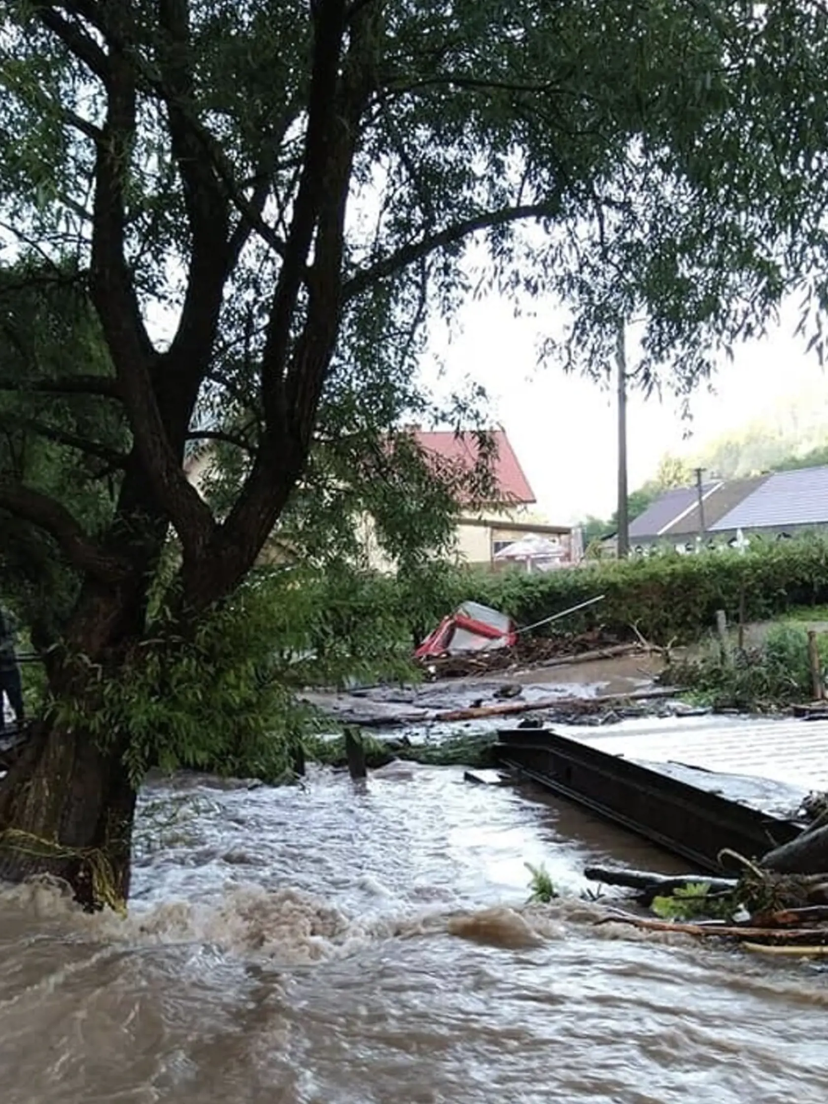 Blesková povodeň z noci na pondelok spôsobila vo Valaskej Belej (okres Prievidza) státisícové škody.