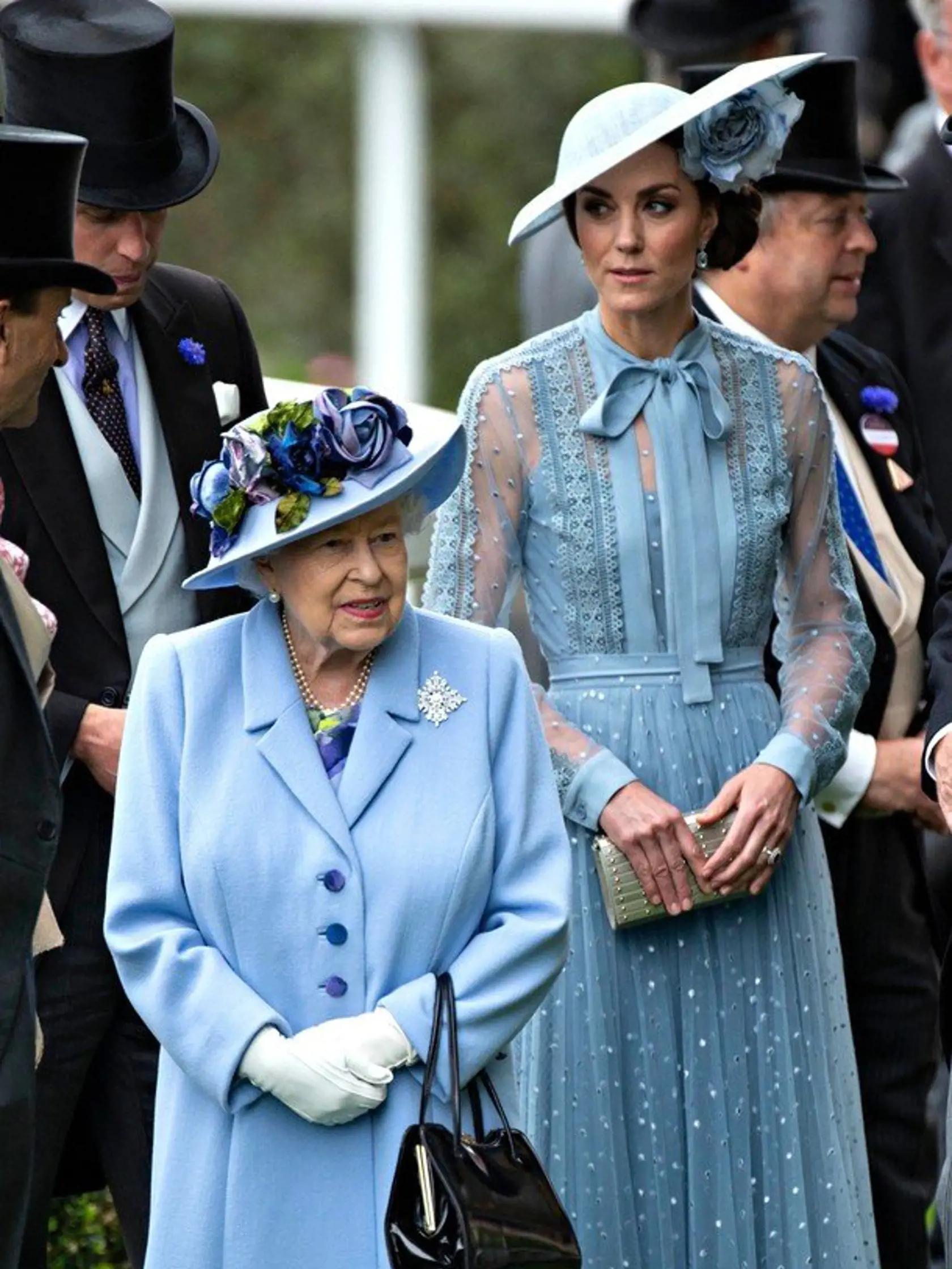 Kráľovná v sprievode vojvodkyne Kate v roku 2019. Obe pekne zladené.