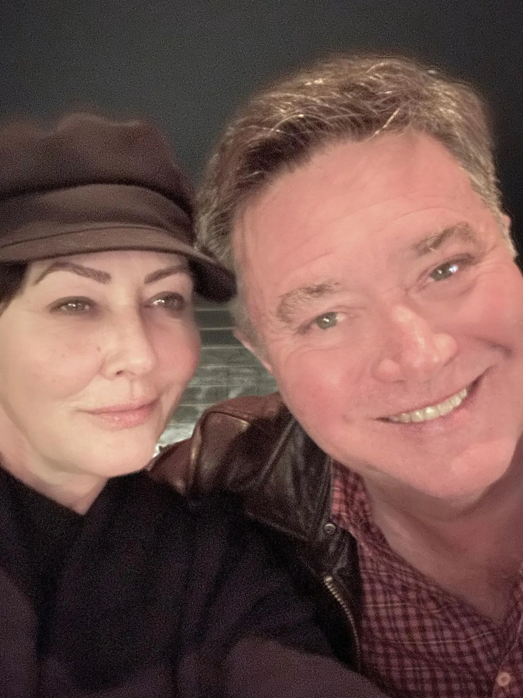 Herečka Shannen Doherty alias seriálová Brenda nakoniec zverejnila fotografiu z podujatia na svojom instagrame. Nakoniec sa však zaobišla bez svojich hereckých kolegov, no fanúšikom sa pochválila aspoň novým vytetovaným obočím.