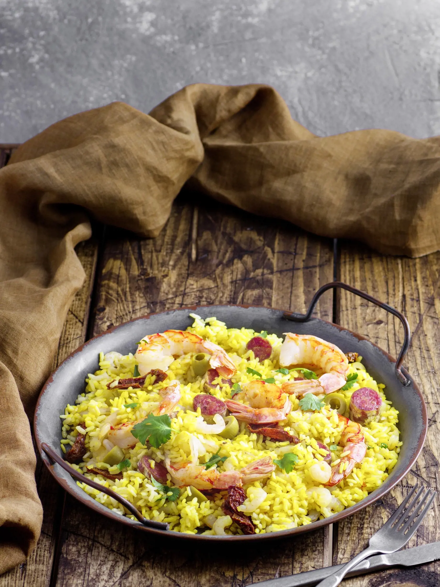 Paella s krevetami a klobásou.