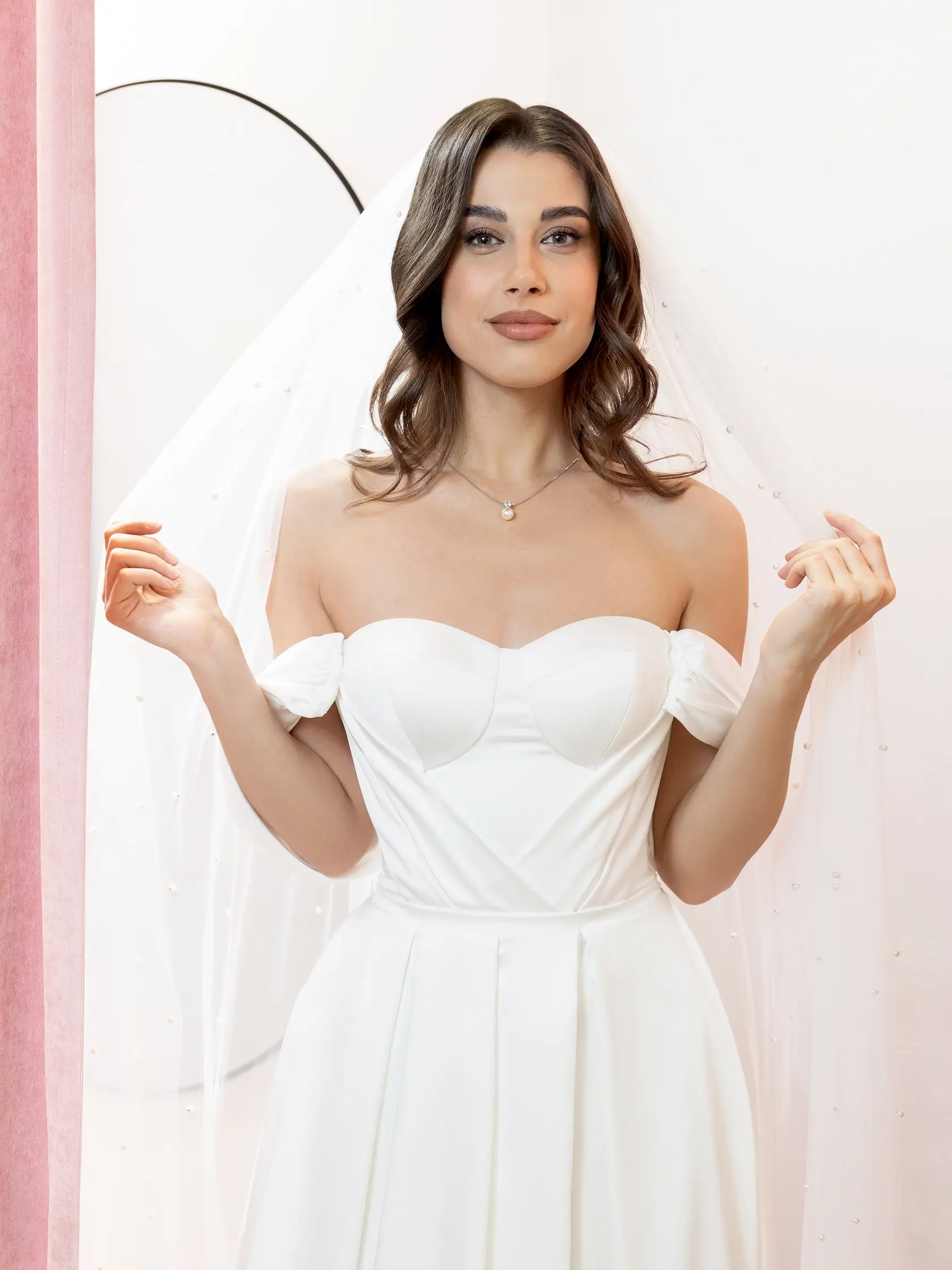 Adriána Brnčalová vo svadobnom salóne Blonde Brunette. Pri šatách preferuje eleganciu. Ak by sa mala vydávať, vybrala by si tieto svadobné šaty.