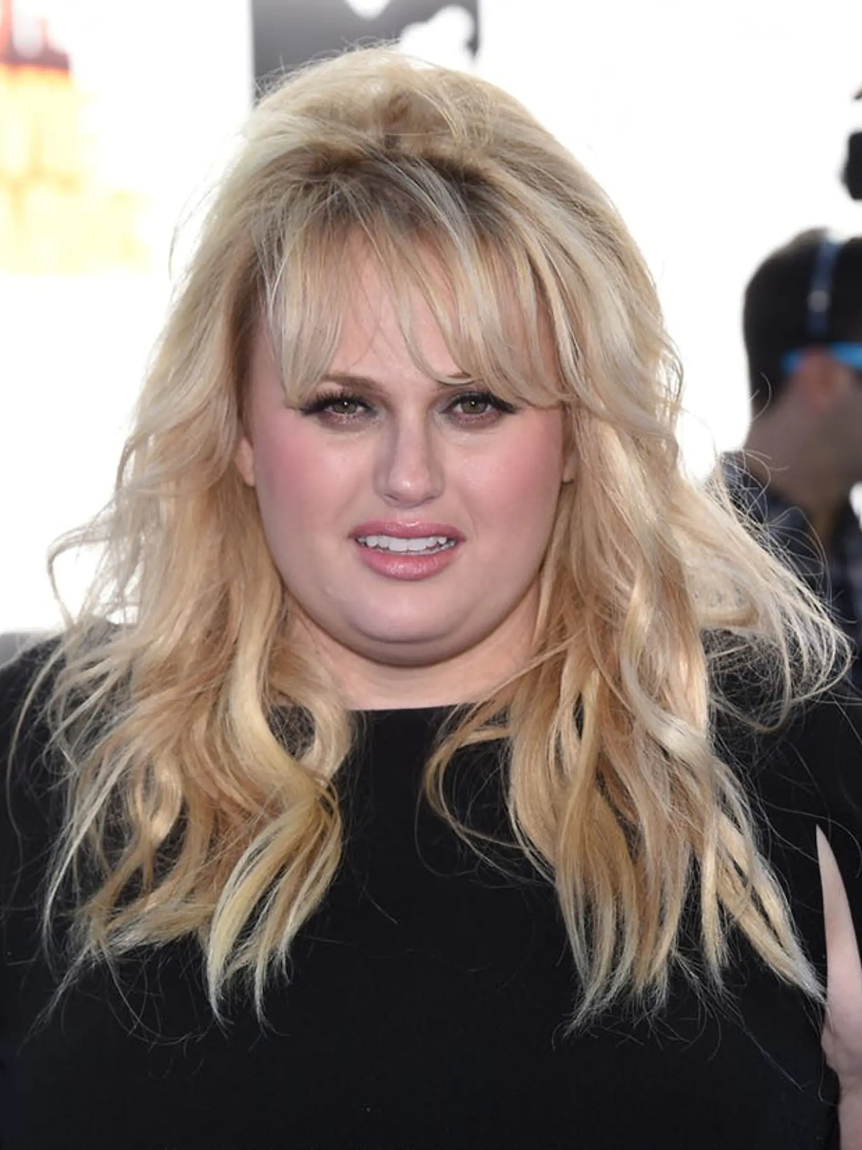 Rebel Wilson: Komediálna herečka prerazila pomerne nedávno, no jej začiatky sú poznačené klamstvami. Novinárom tvrdila, že jej meno je Rebel a má 29. Z jej rodnej Austrálie však prišli overené informácie, že má 35 a jej meno je Melanie Elizabeth.