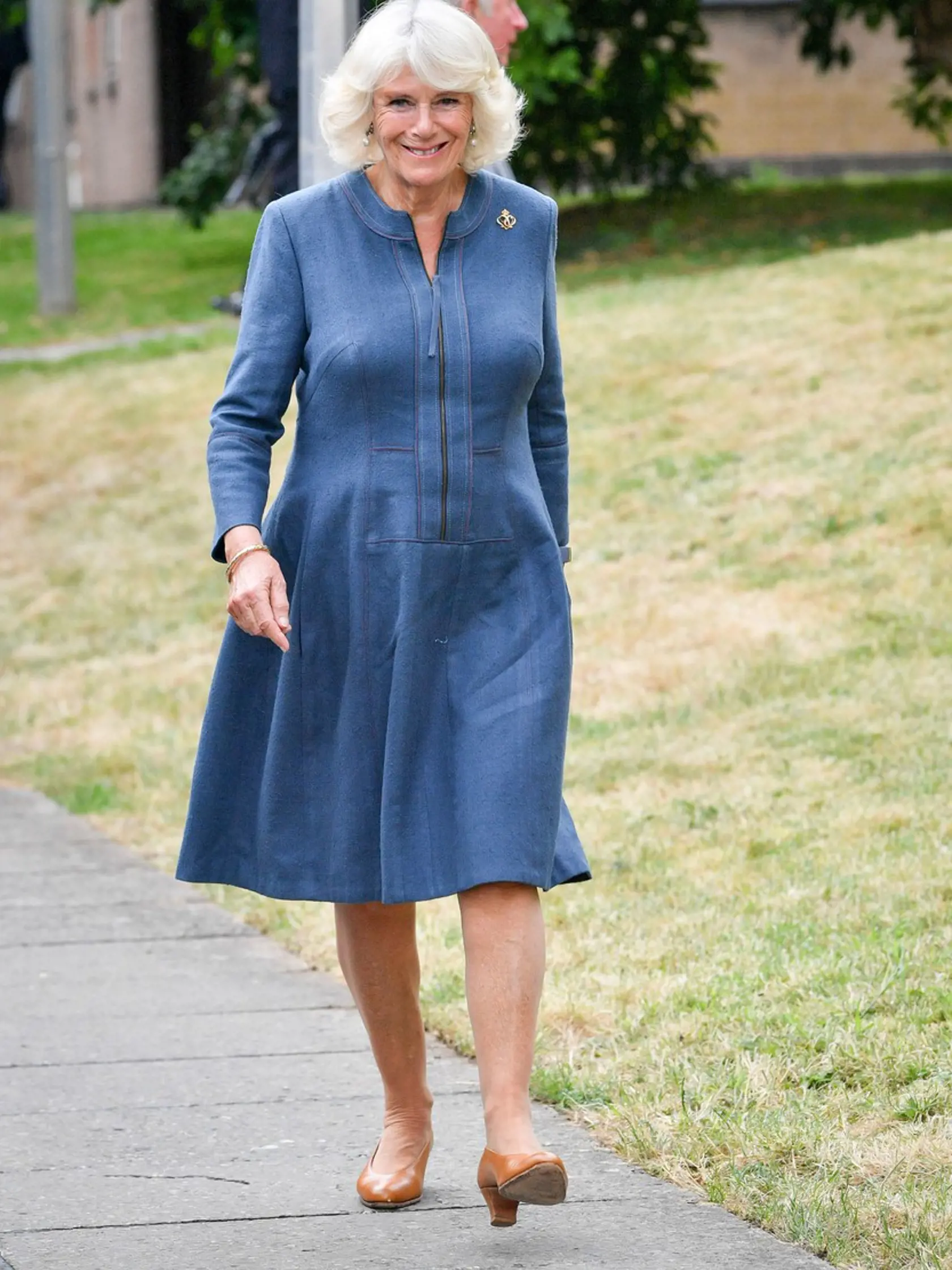 Camilla si obliekla jednoduché šaty z džínsoviny.