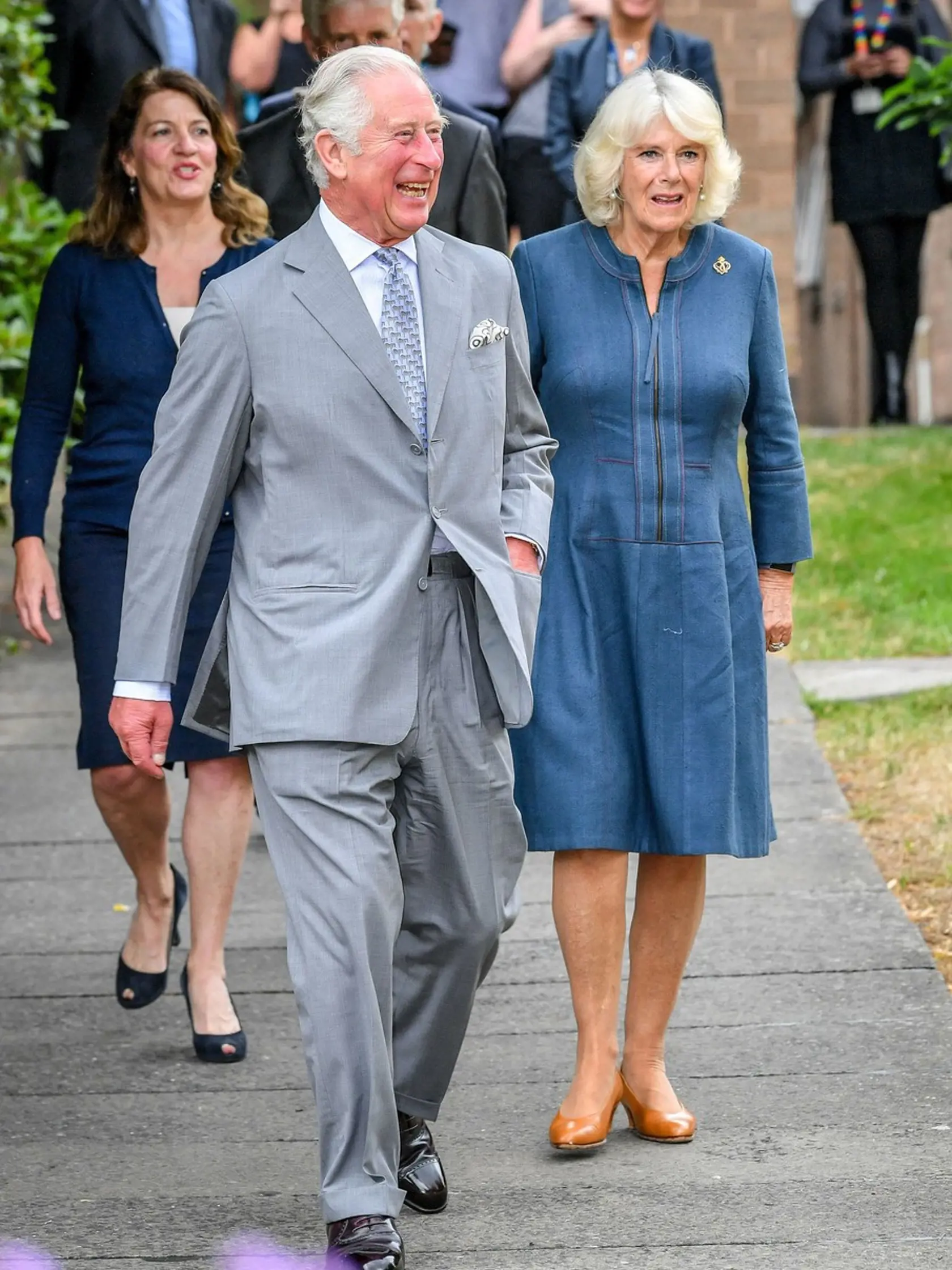 Princ Charles a vojvodkyňa z Cornwallu 16. júna osobne navštívili Gloucestershirskú kráľovskú nemocnicu.