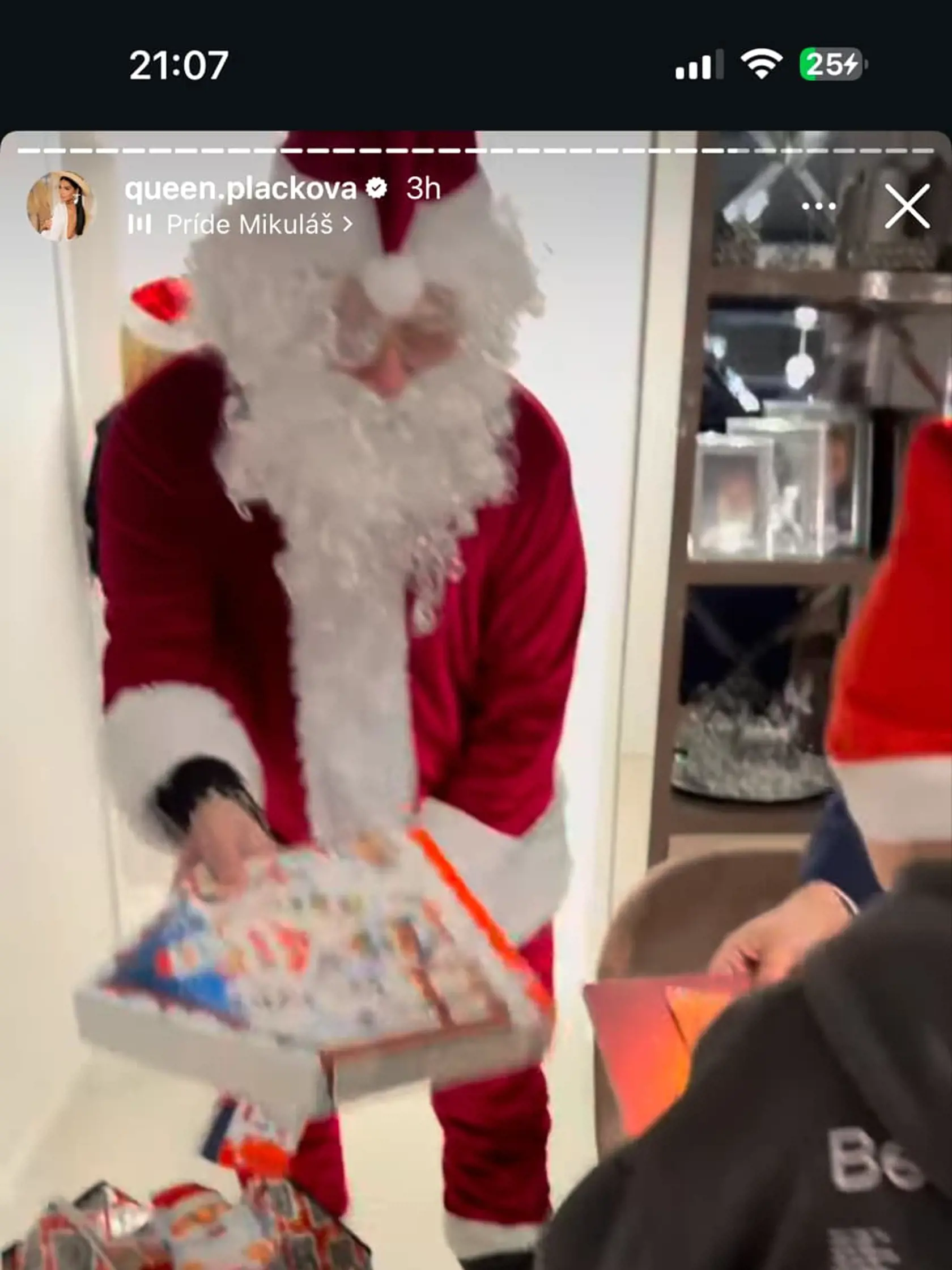 Boris Kollár ako Mikuláš na návšteve u Plačkovej