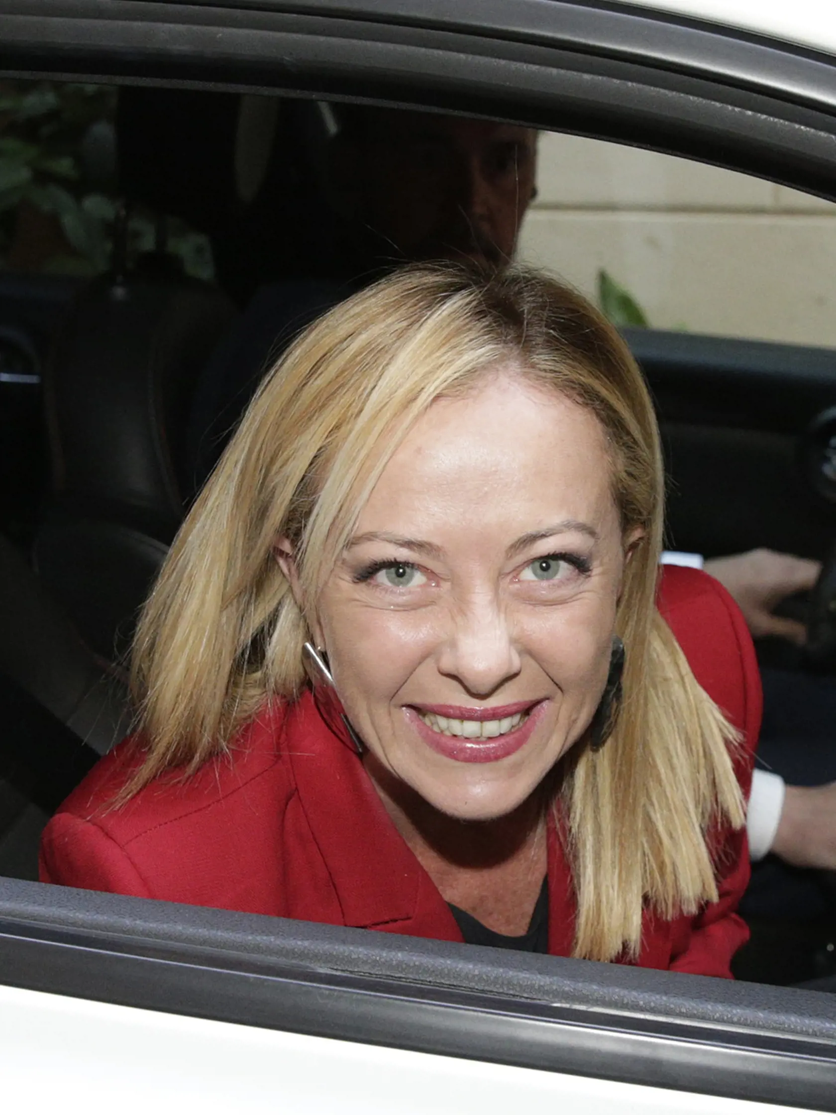 KK8 Rím - Giorgia Meloniová, líderka krajne pravicovej strany Bratia Talianska (FdI), ktorá zvíťazila v nedeľných parlamentných voľbách v Taliansku, sa usmieva v aute po odchode zo sídla strany 27. septembra 2022 v Ríme. FOTO TASR/AP
Leader of the Brothers of Italy party, Giorgia Meloni, smiles from inside a car after leaving her party's headquarters in Rome Tuesday, Sept. 27, 2022. A party with neo-fascist roots won the most votes in Italyâ€™s national election, setting the stage for talks to f