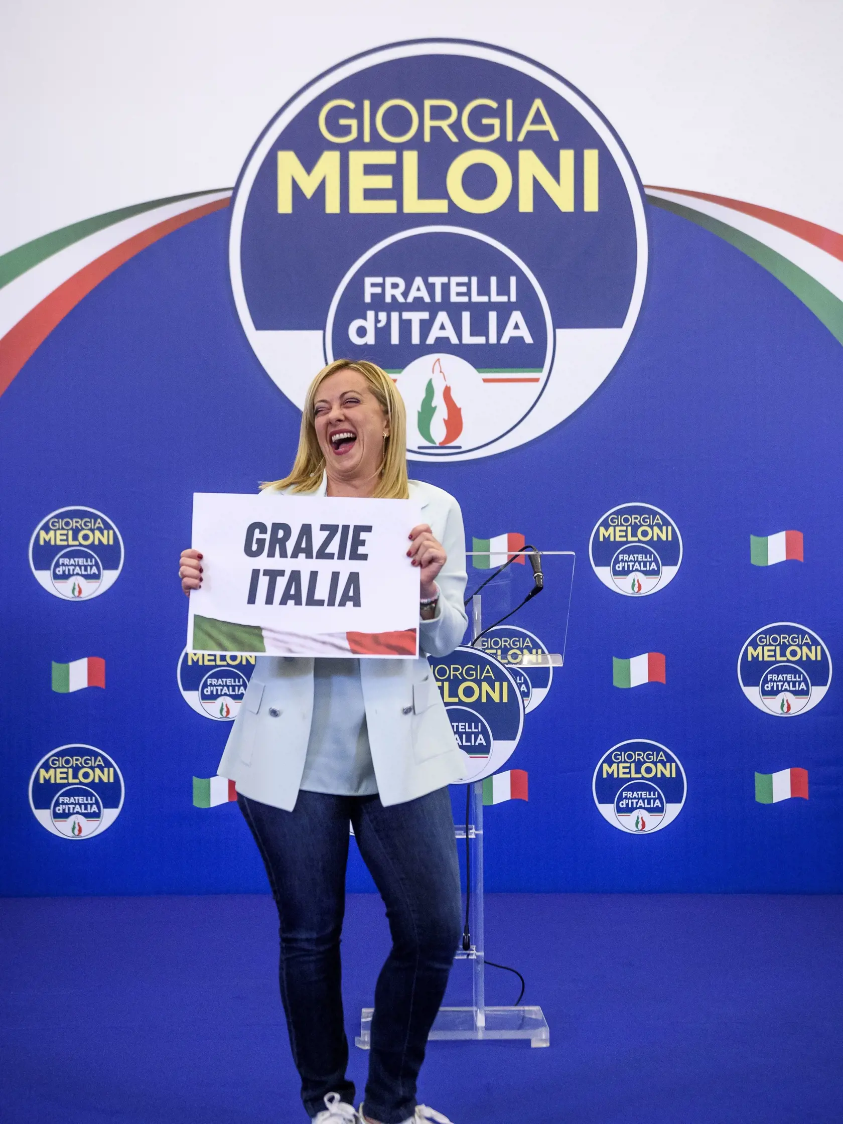 Meloniová, slobodná mamička a šéfka strany Bratia Talianska (FdI), ktorá zbrojí proti LGBTI komunite, interupciám či eutanázii, je na politickej šachovnici kontroverznou figúrkou.