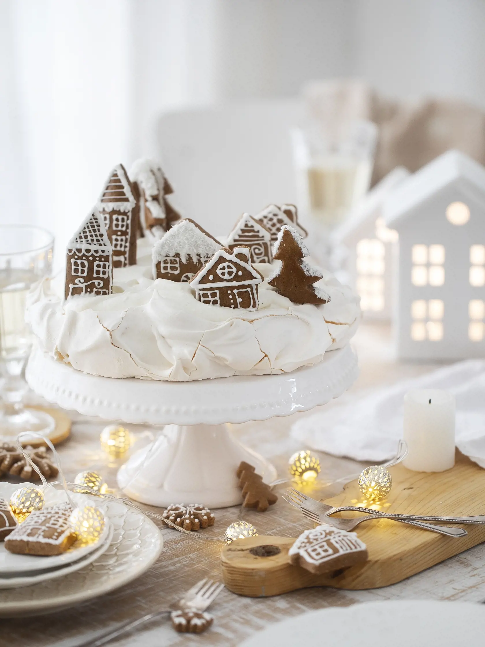 pavlovova torta s voňavým krémom

recept:
10 PORCIÍ, PRÍPRAVA 35 MINÚT, PEČENIE 60 AŽ 70 MINÚT
Na pavlovku: •4bielkyL•štipkasoli•220g krupicového cukru • 1 lyžica kukuričného škrobu • 1 lyžička citrónovej šťavy
Na voňavý krém:
• 350 ml šľahačkovej smotany
• 1 lyžica práškového cukru • 1 lyžička vanilkovej pasty • pol lyžičky mletej škorice • štipka mletého badiánu
1. Bielky so štipkou soli vyšľahajte na stred- nej rýchlosti do jemných špičiek. Postupne po lyžiciach pridávajte cukor a šľahajte, kým cukor nebude celkom rozpustený. Potom pridajte škrob, citrónovú šťavu a už len ručne zamiešajte.
2. Na plech vyložený papierom na peče- nie si nakreslite kruh s priemerom 22 cm. Vyšľahaný sneh uložte do stredu kruhu
a pomocou lyžice rozotrite, tak aby vznikli pekné vlnky.
3. Vložte do rúry vyhriatej na 120 °C a peč- te 30 minút, potom teplotu stiahnite na 110 °C približne 30 až 40 minút. Správne upečená pavlovka sa ľahko odlepí od papie- ra. Nechajte úplne vychladnúť.
4. Na krém vyšľahajte šľahačku s cukrom, vanilkovou pastou, škoricou a badiánom na pevné špičky. Krém pomocou lyžice rozotri- te na korpus, tak aby vznikli vlnky.
5. Nakoniec ozdobte medovníkovými domčekmi, ktoré môžete pripraviť podľa receptu na medovníkový veniec.
